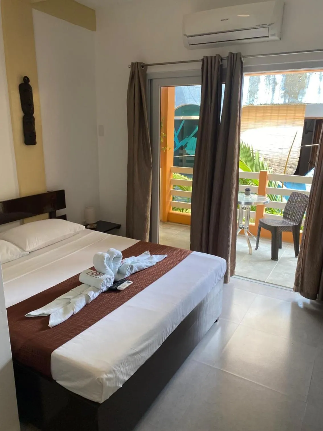 Patio, Bed in Papa Freds Beach Resort