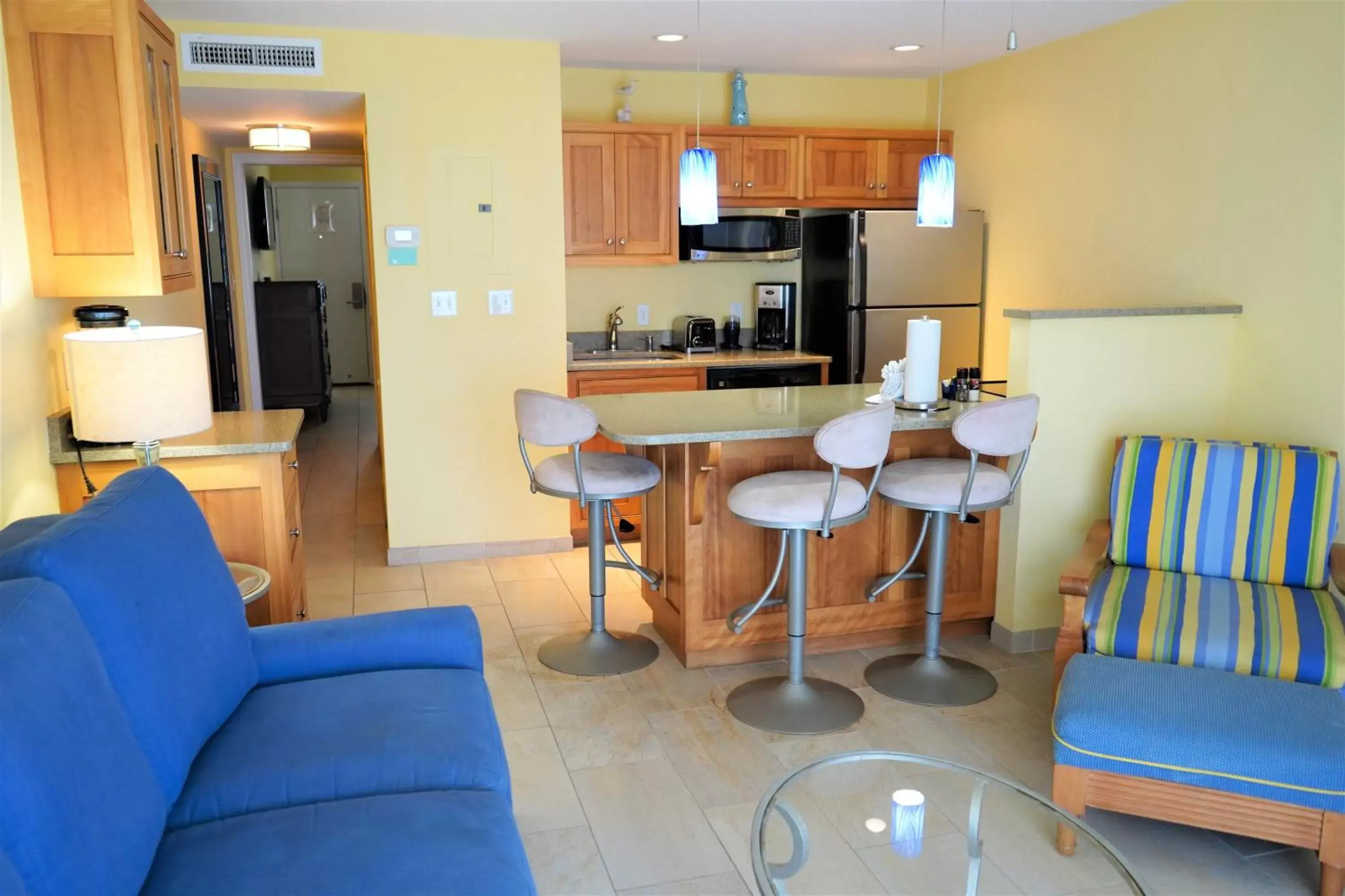 Kitchen or kitchenette, Lounge/Bar in Glunz Ocean Beach Hotel and Resort