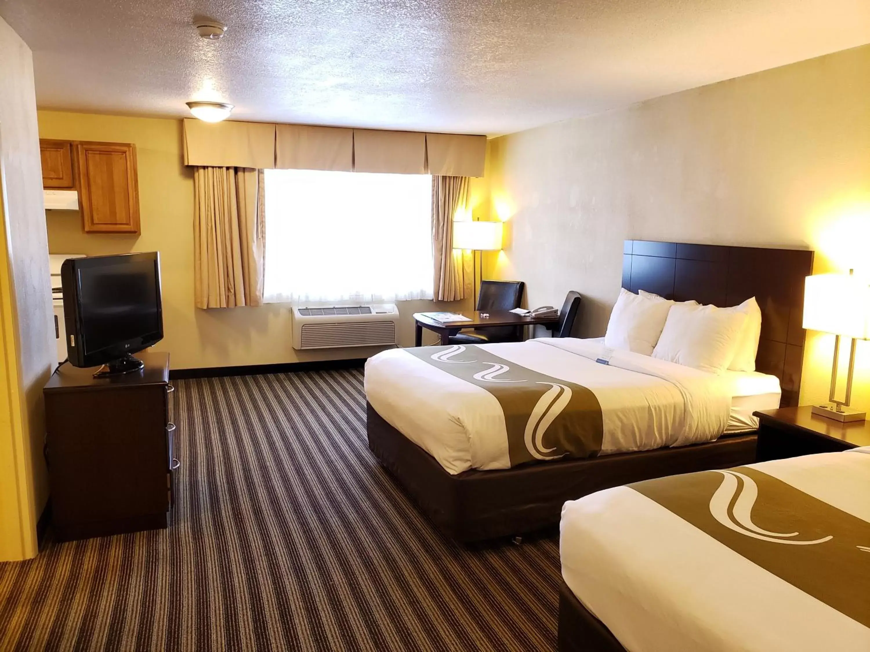 Bed, TV/Entertainment Center in Quality Inn & Suites Vancouver