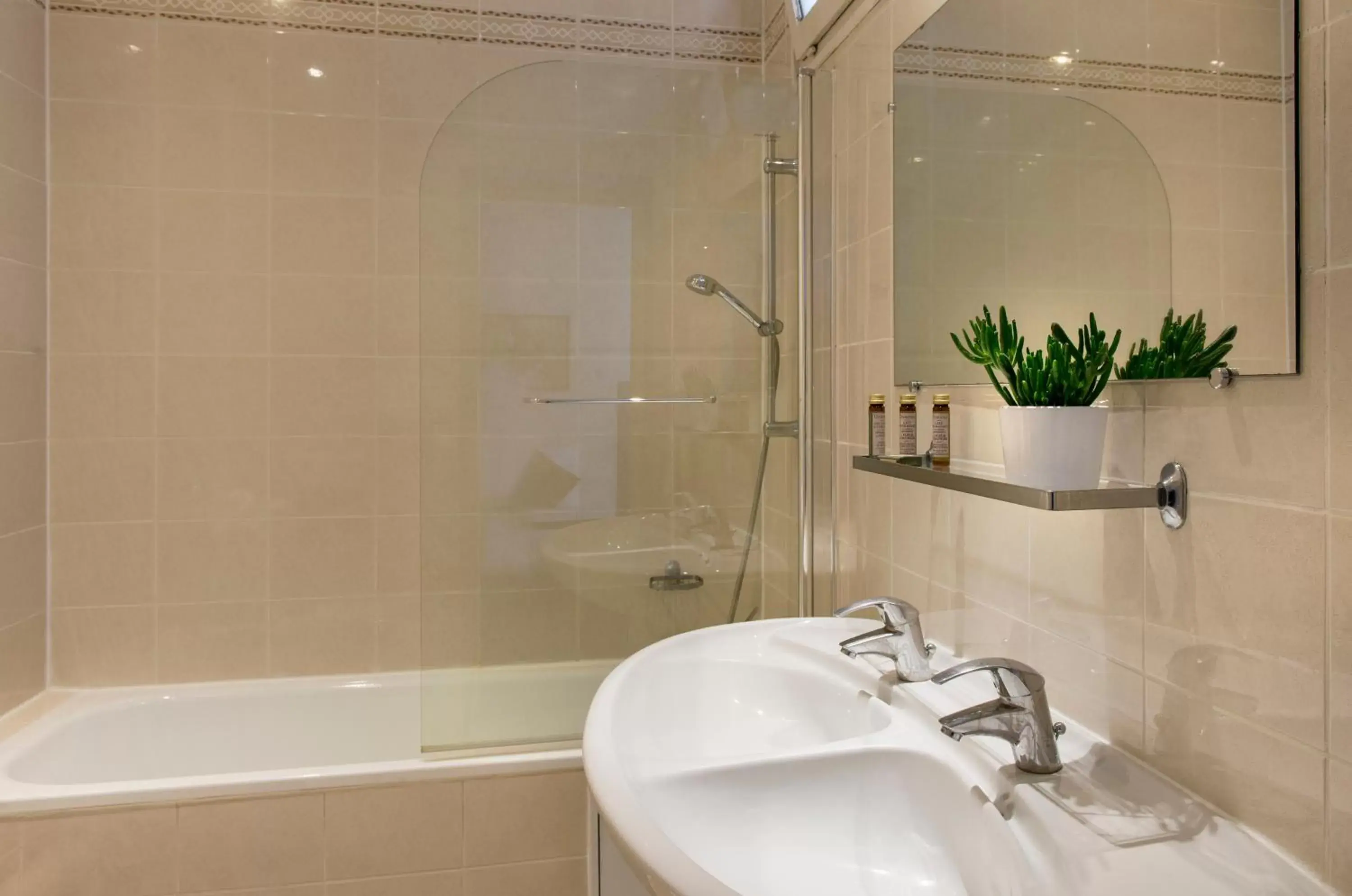 Shower, Bathroom in Hotel Corona Rodier