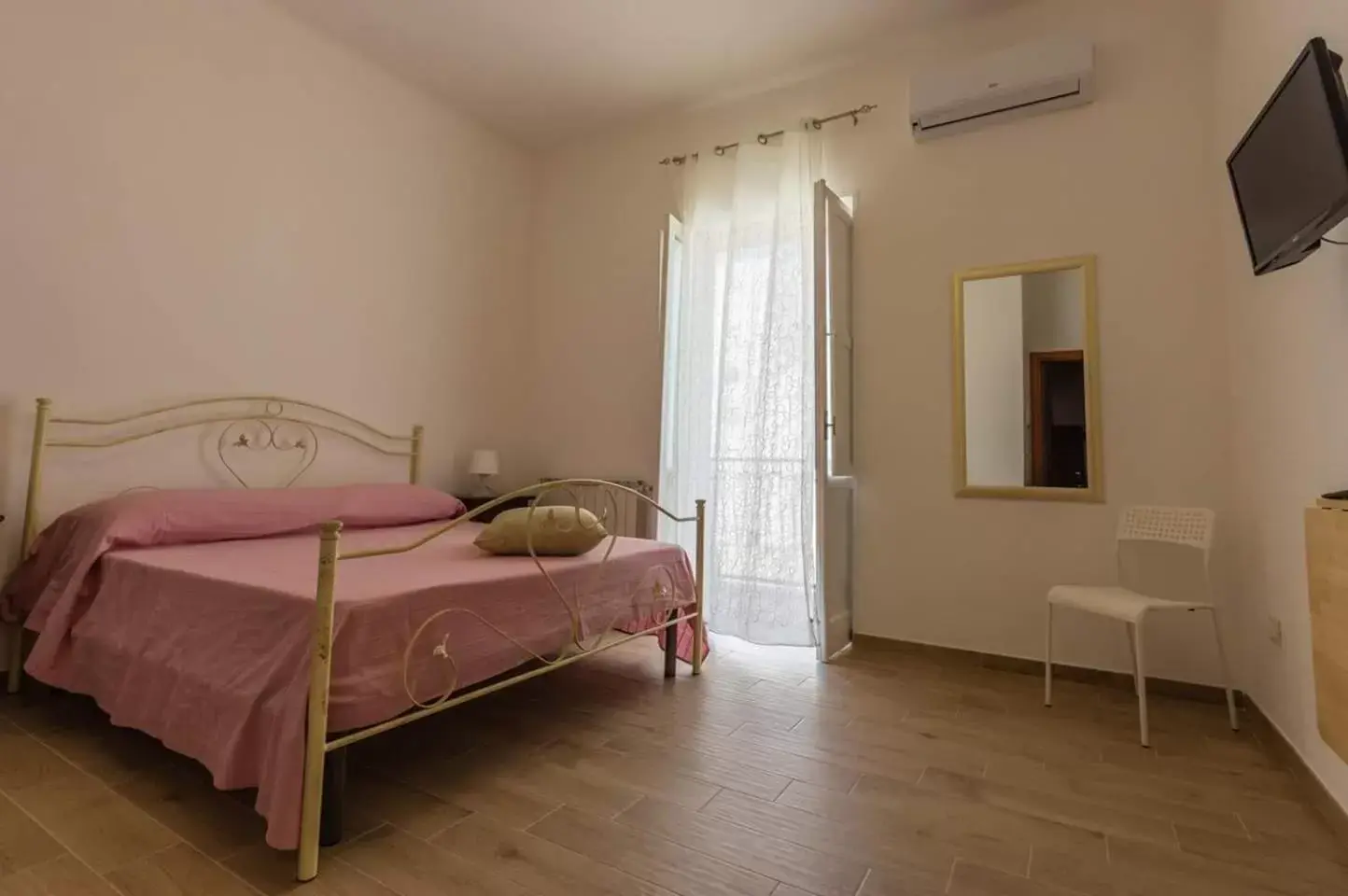 Photo of the whole room, Bed in Raggio di sole