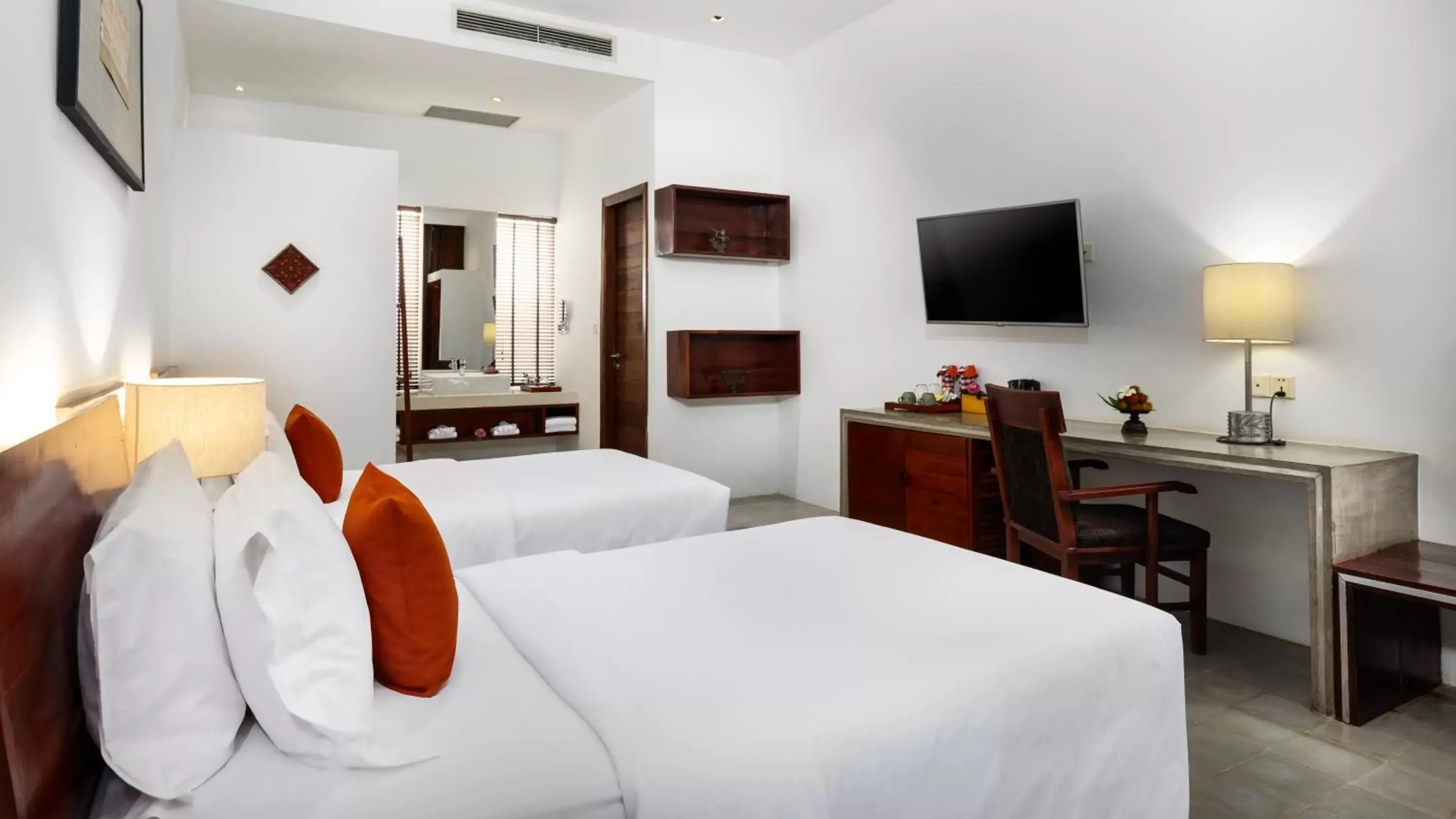 Bed, TV/Entertainment Center in Lynnaya Urban River Resort