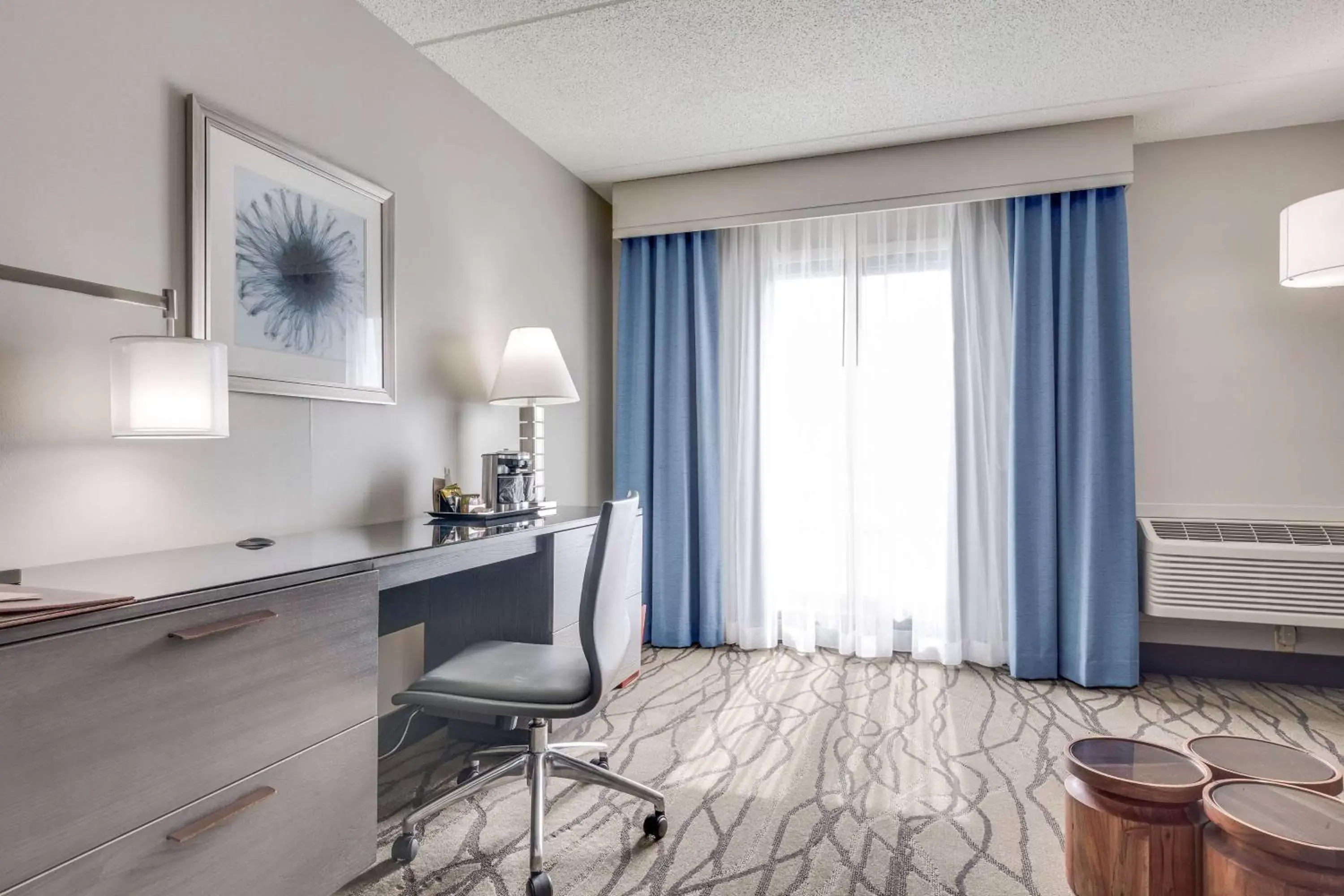 Bedroom in DoubleTree by Hilton Racine Harbourwalk