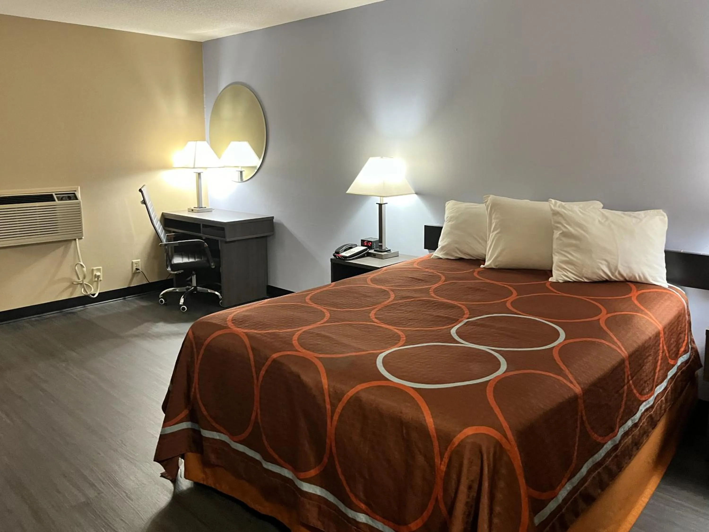 Bedroom, Bed in Super 8 by Wyndham Litchfield