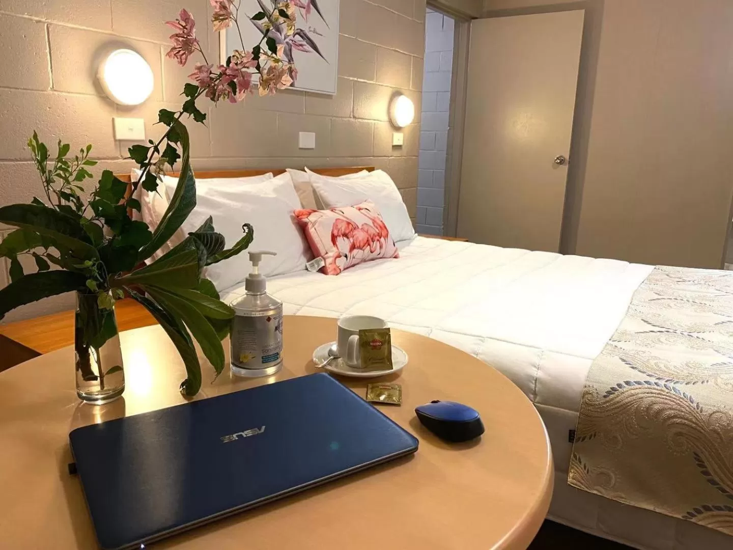 Seating area, Bed in Apollo Motel Parkes