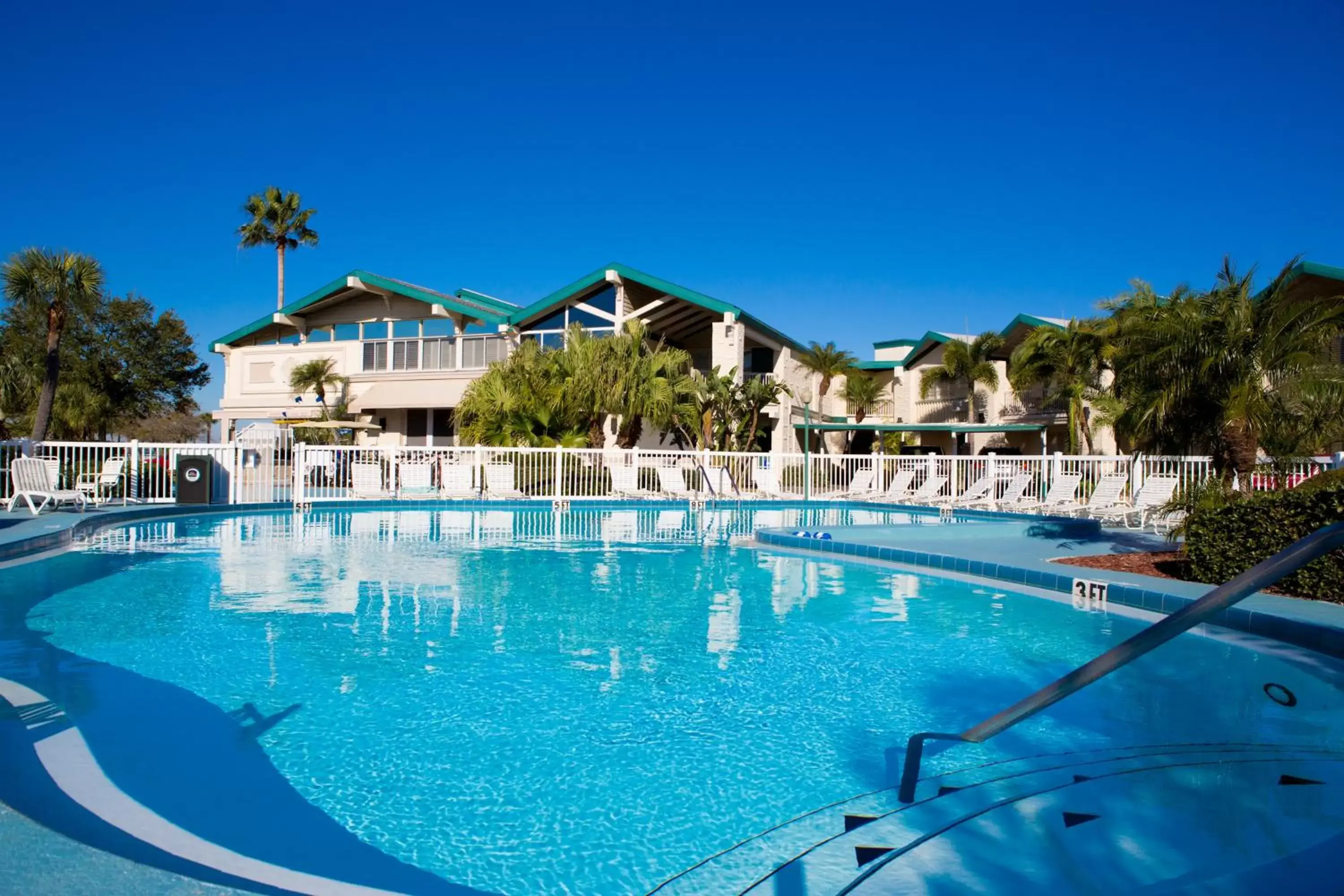 Swimming Pool in Best Western Plus Yacht Harbor Inn