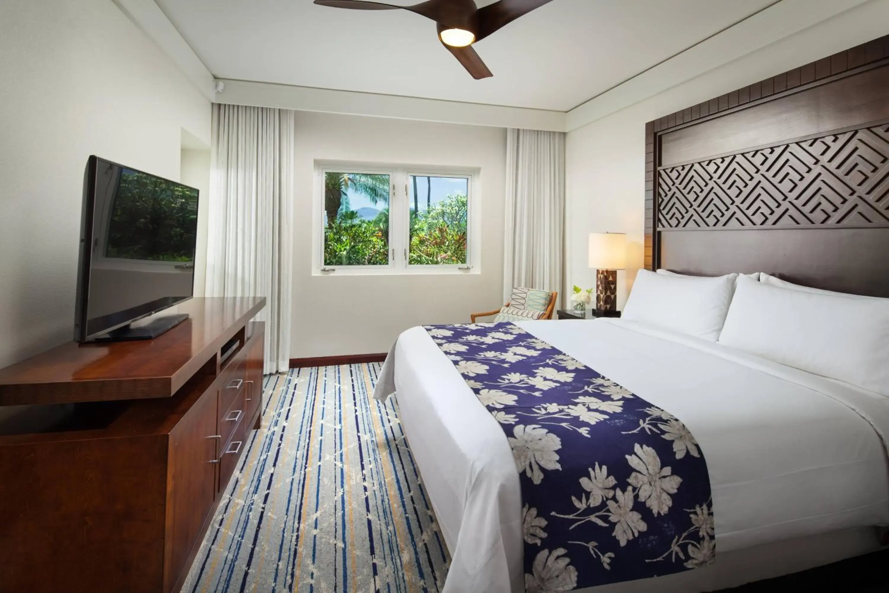 Bedroom, Bed in Marriott's Kauai Lagoons - Kalanipu'u