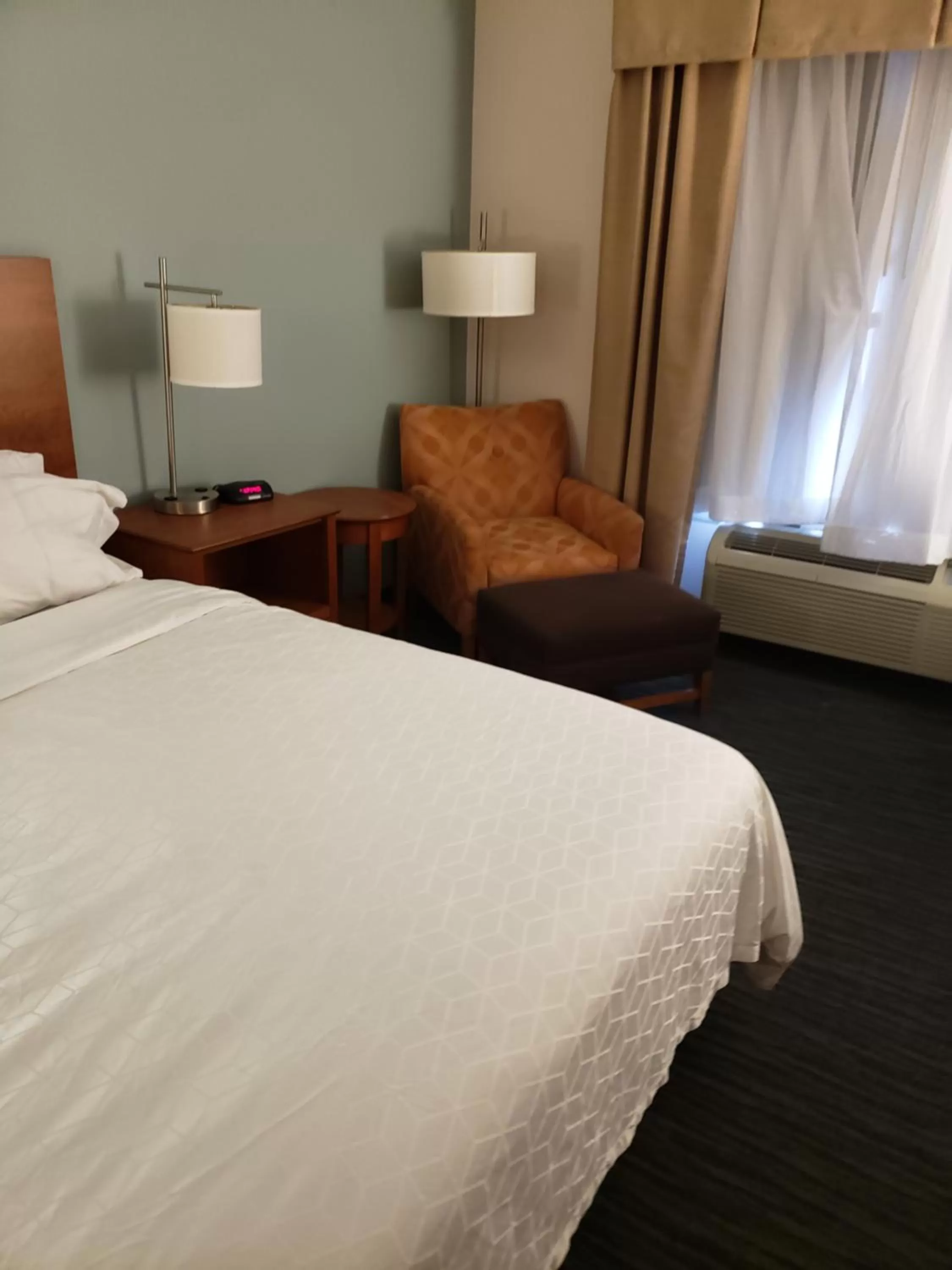 Bed in Holiday Inn Express Richmond-Brandermill-Hull Street by IHG