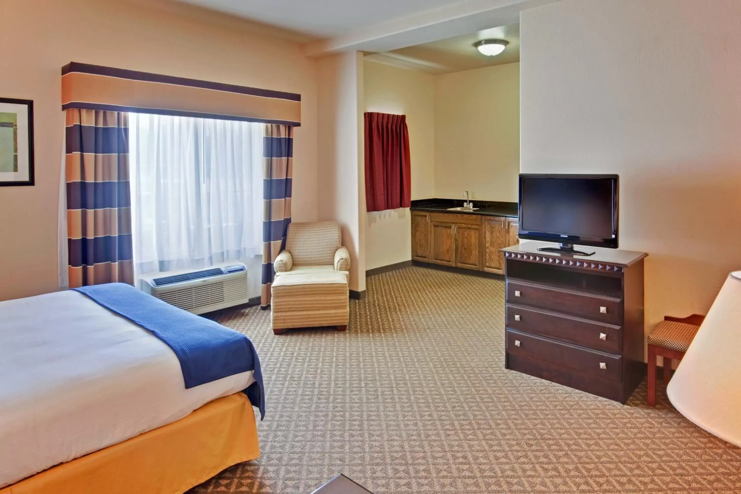 Photo of the whole room, TV/Entertainment Center in Holiday Inn Express Delano Highway 99, an IHG Hotel