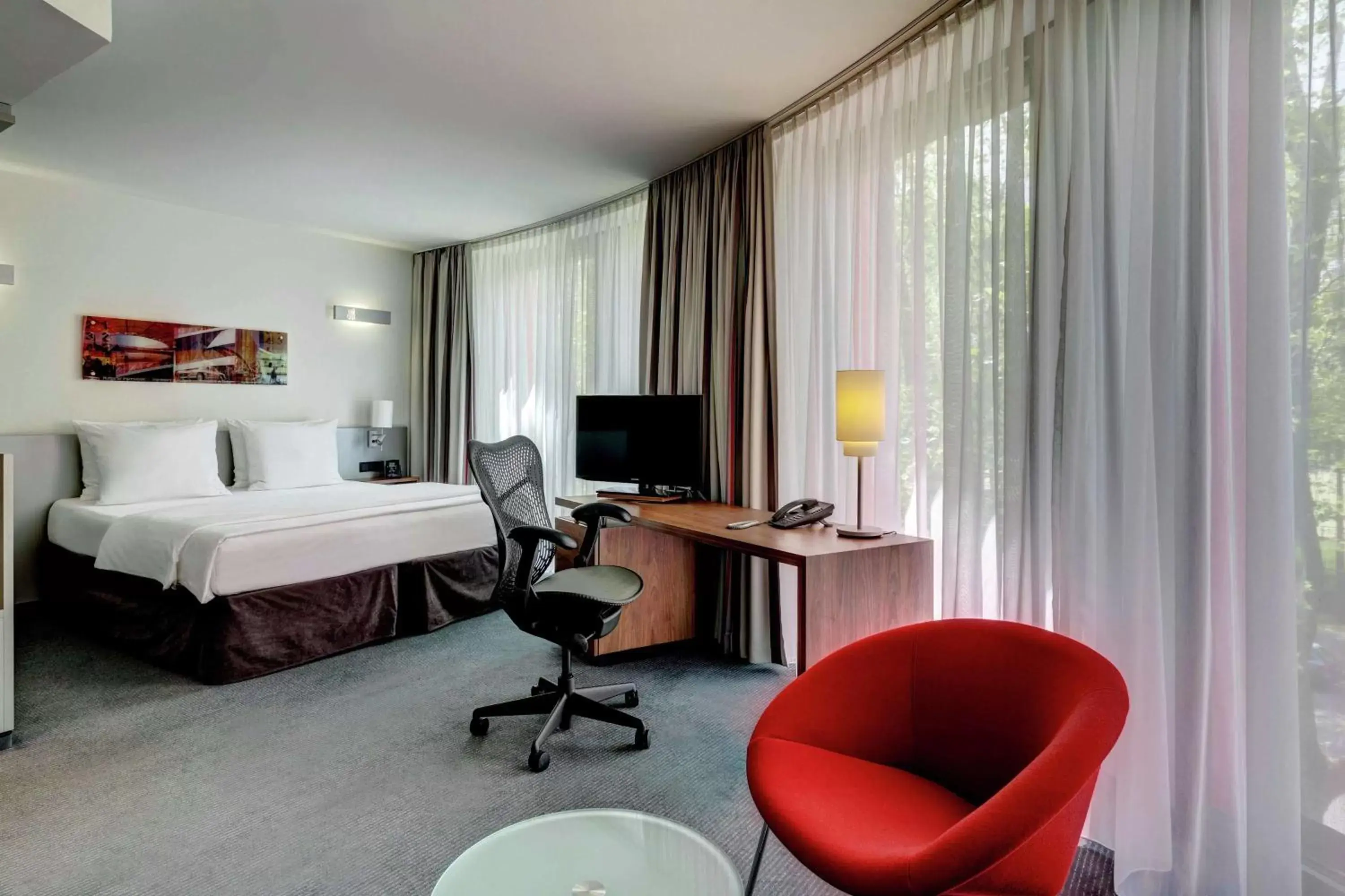 Bedroom, TV/Entertainment Center in Hilton Garden Inn Stuttgart NeckarPark