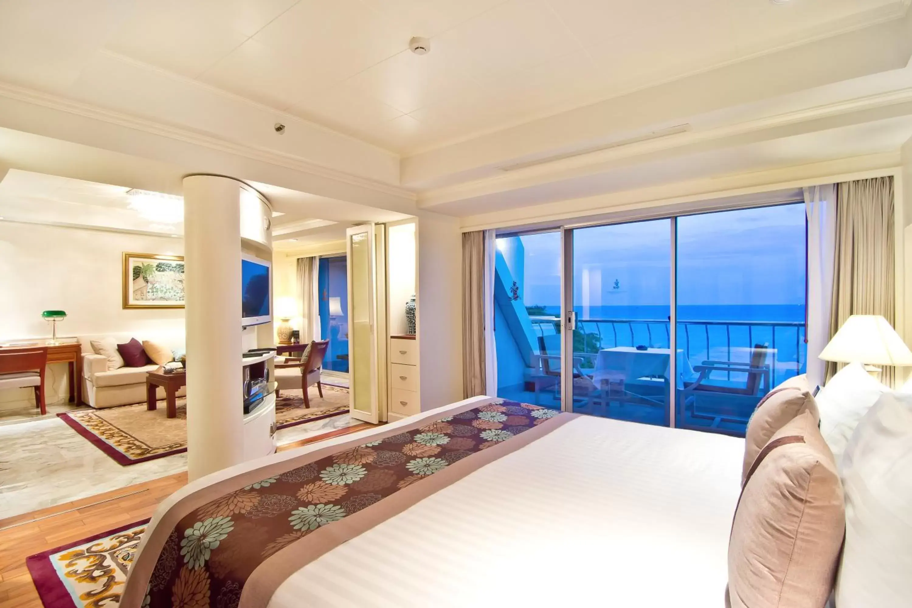 Bedroom in Royal Wing Suites & Spa Pattaya