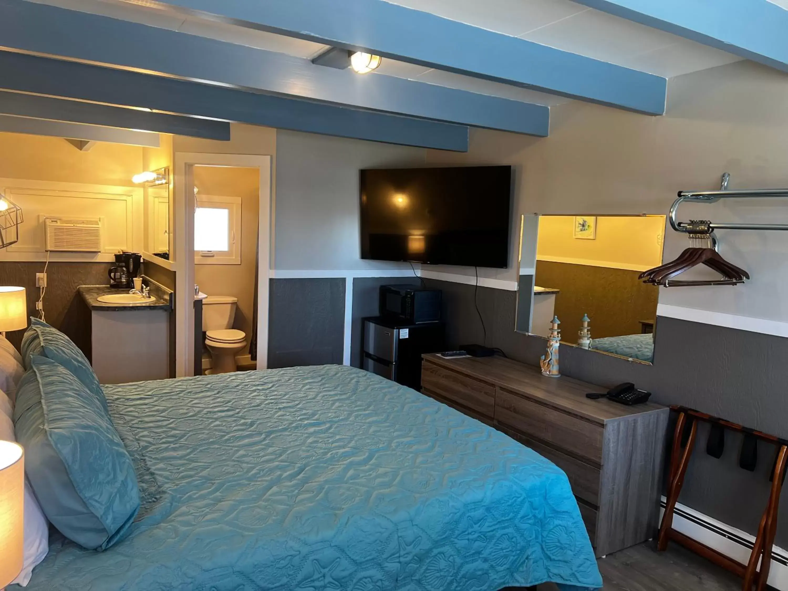 Bedroom, TV/Entertainment Center in Claddagh Motel & Suites