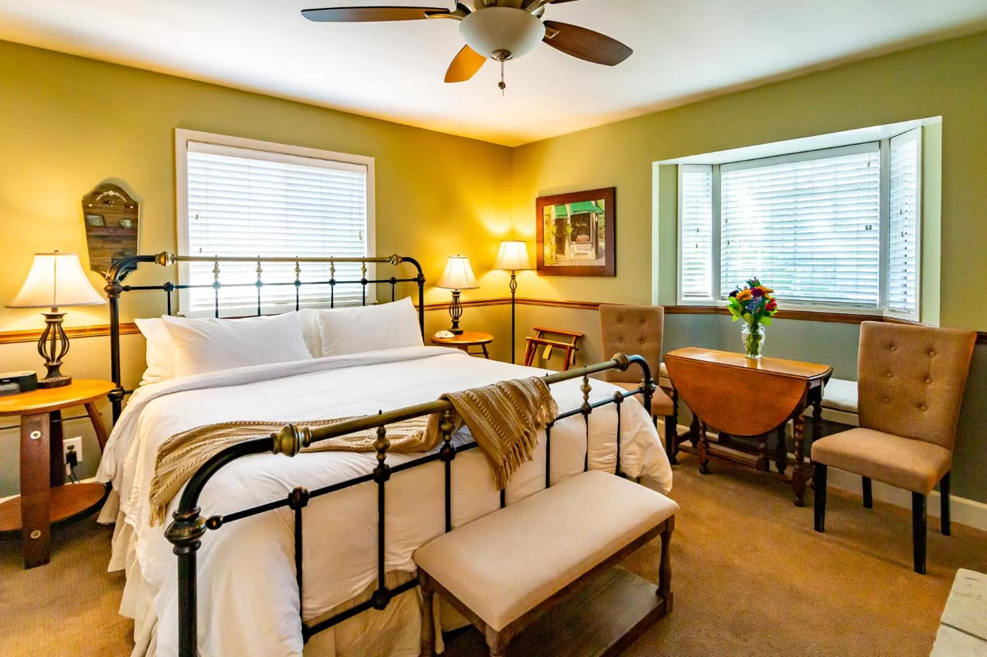 Photo of the whole room, Bed in J Patrick Inn