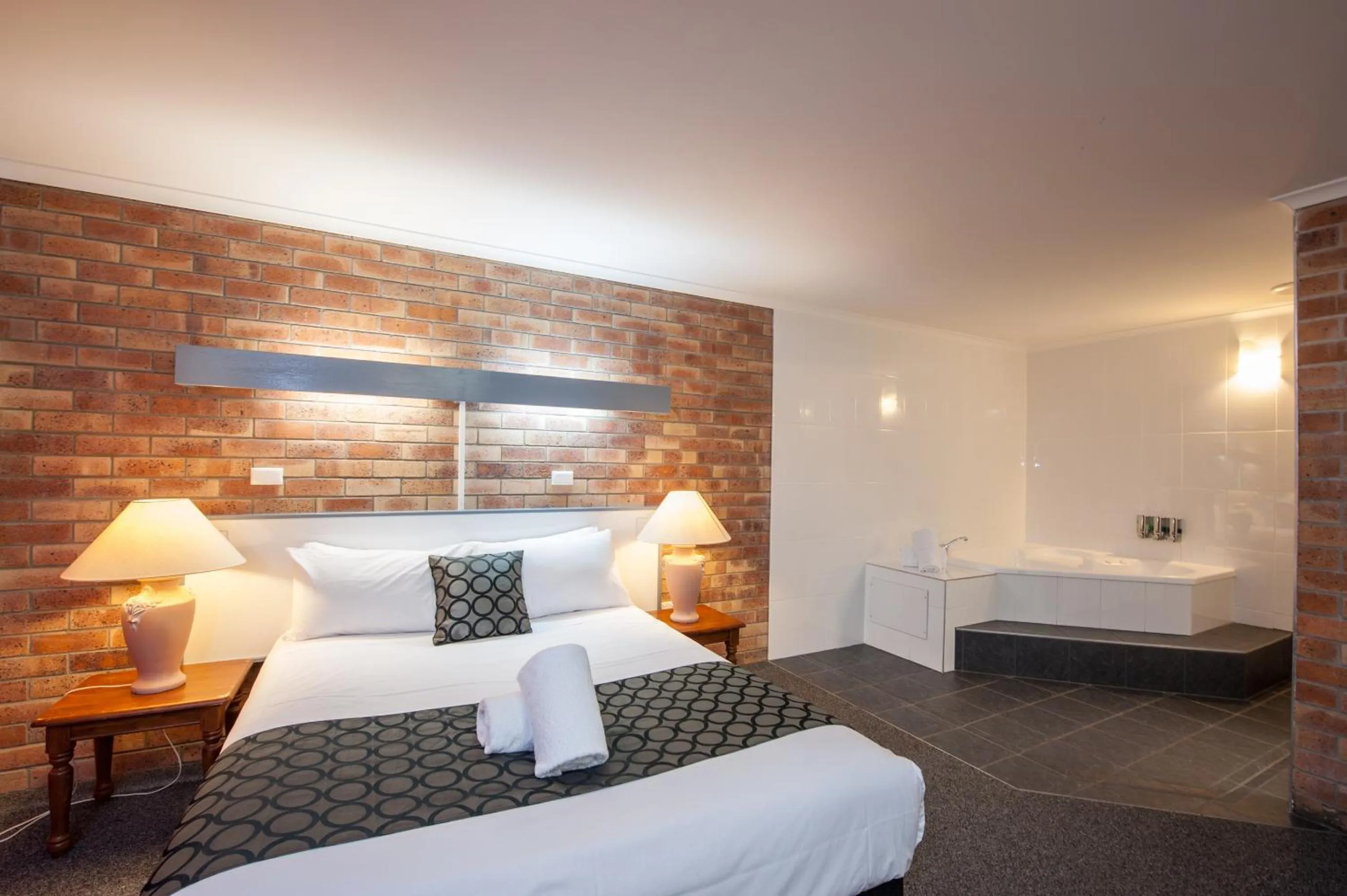 Executive Queen Suite with Spa Bath in Allan Cunningham Motel