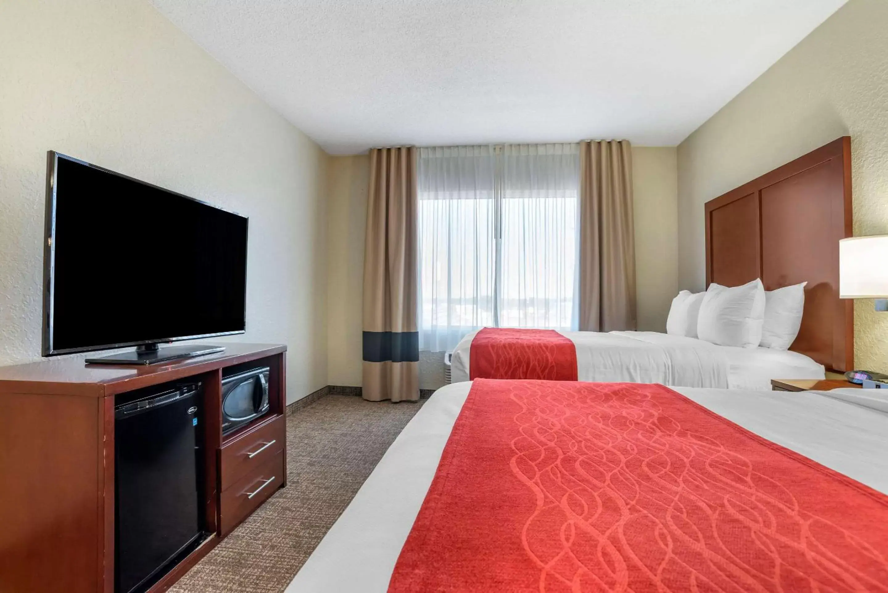 Bedroom, TV/Entertainment Center in Comfort Inn & Suites Marianna I-10