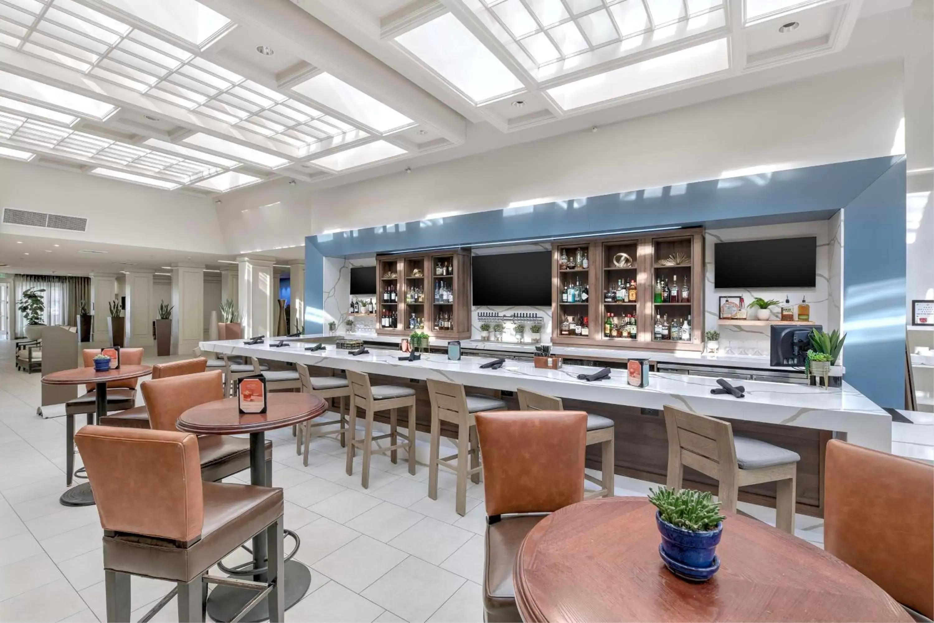 Lounge or bar, Restaurant/Places to Eat in Hilton Irvine/Orange County Airport