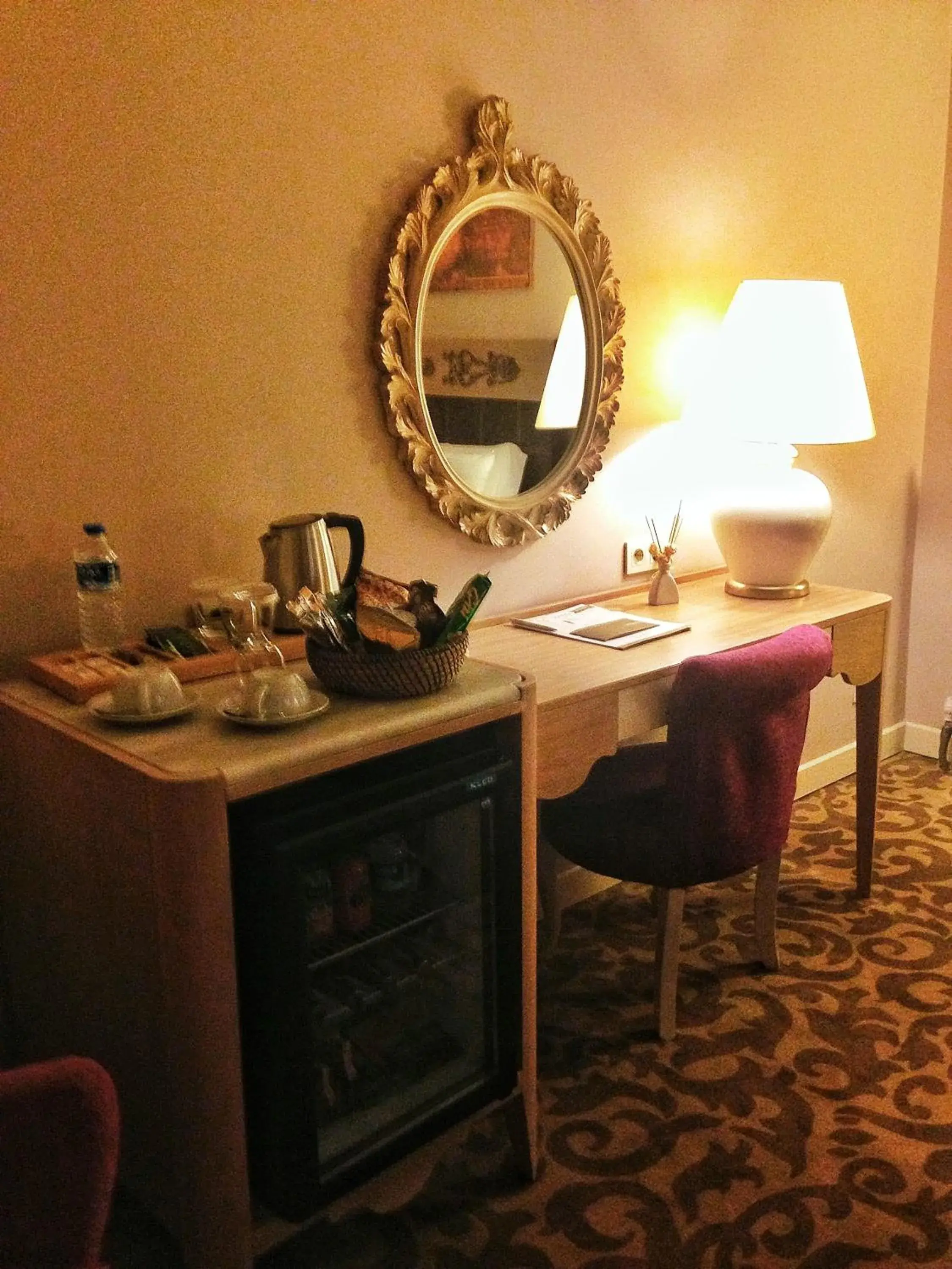 Seating area, Kitchen/Kitchenette in Sonno Boutique Rooms & Suites