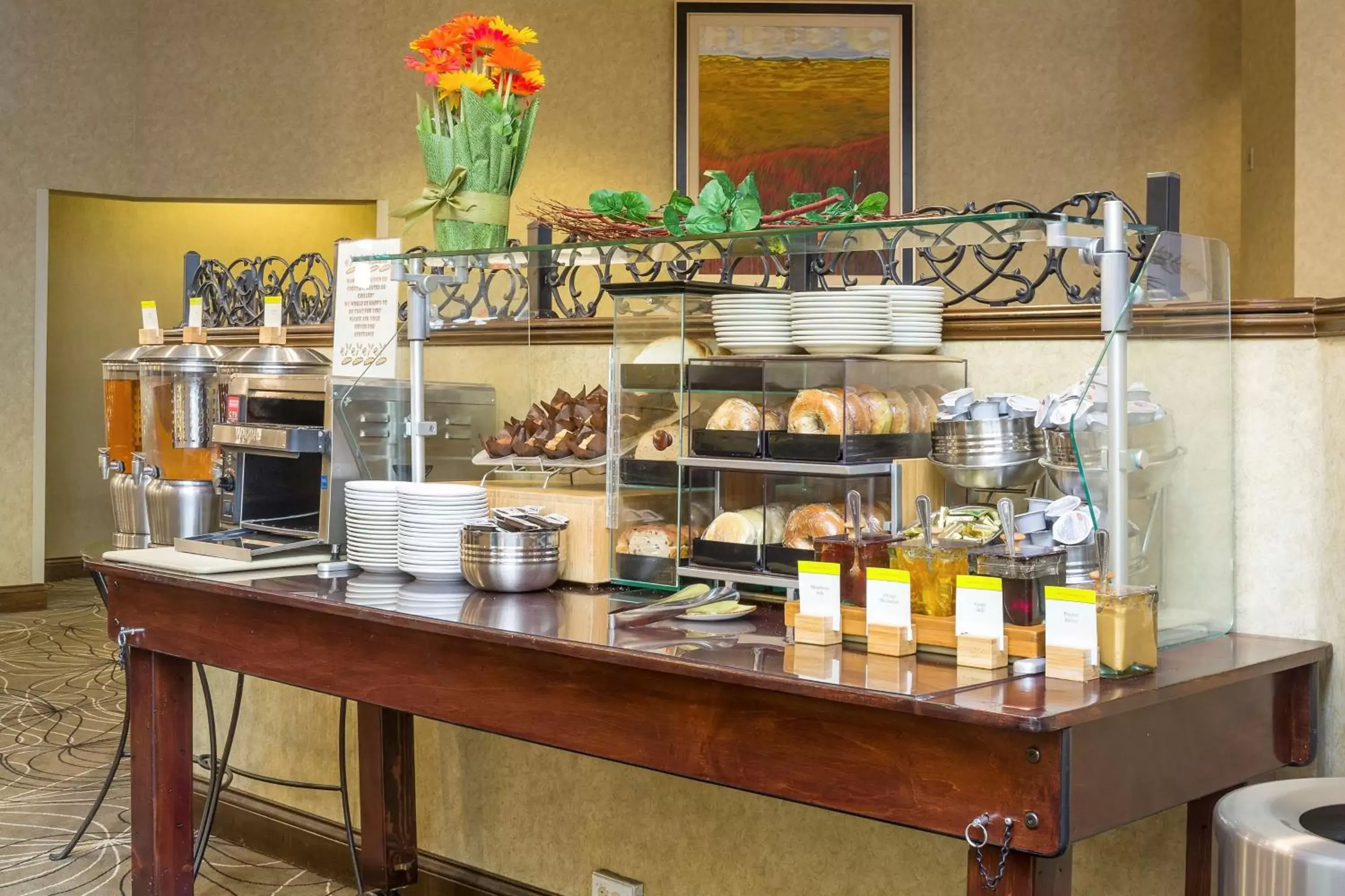 Dining area in DoubleTree by Hilton Boston-Milford