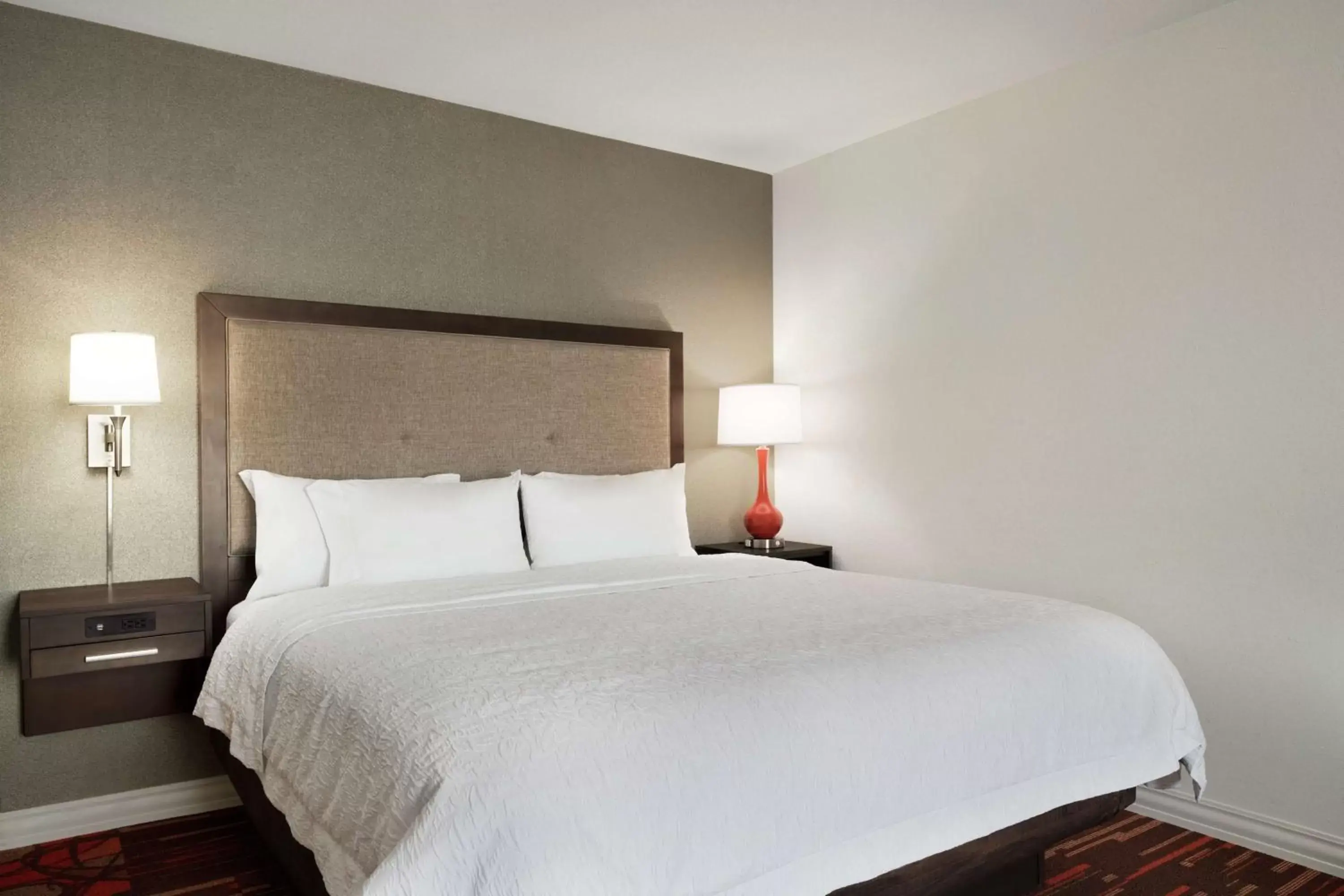 Bed in Hampton Inn & Suites St. Louis/Alton, IL