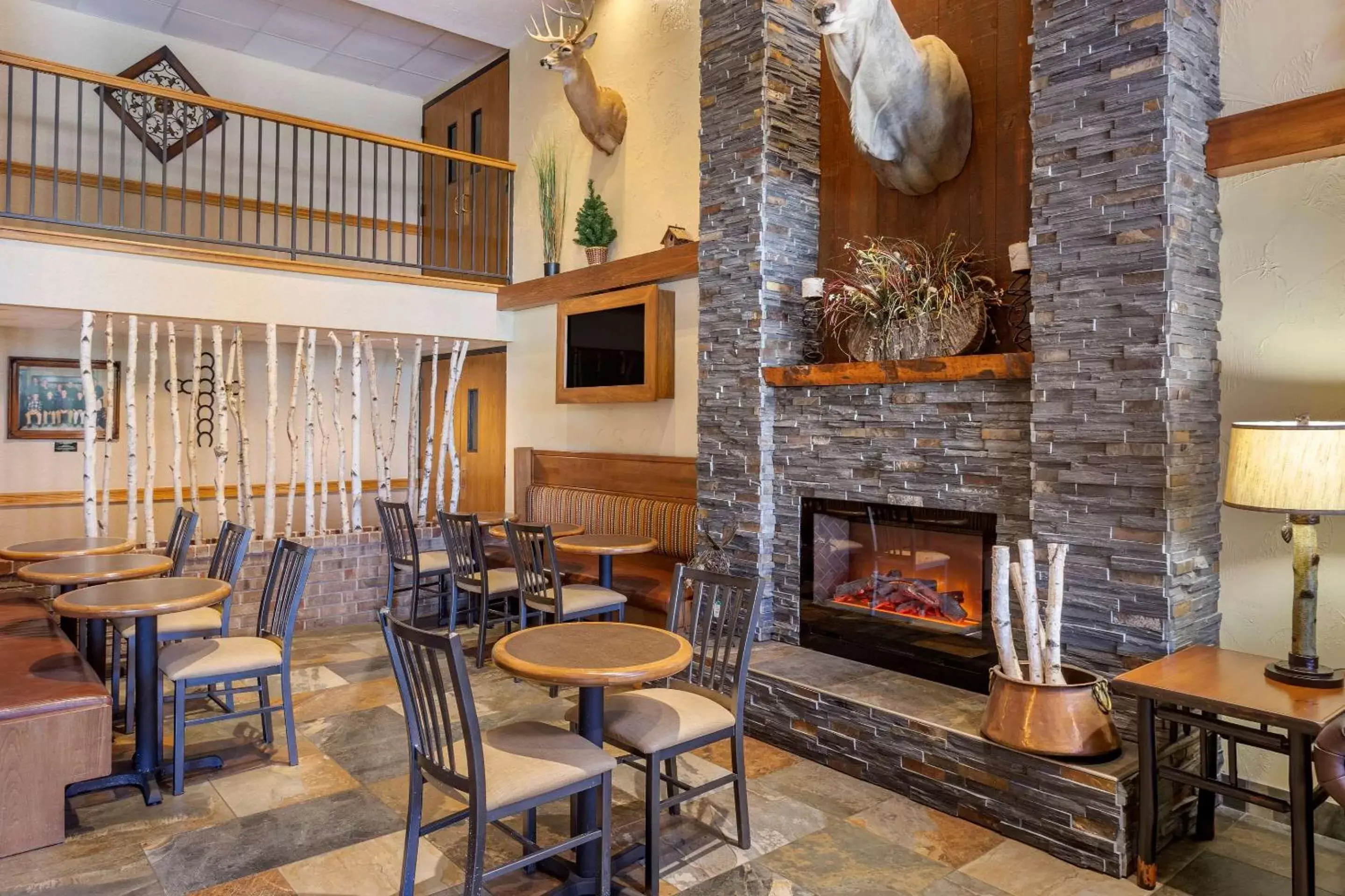 Lobby or reception, Lounge/Bar in Comfort Inn at Thousand Hills