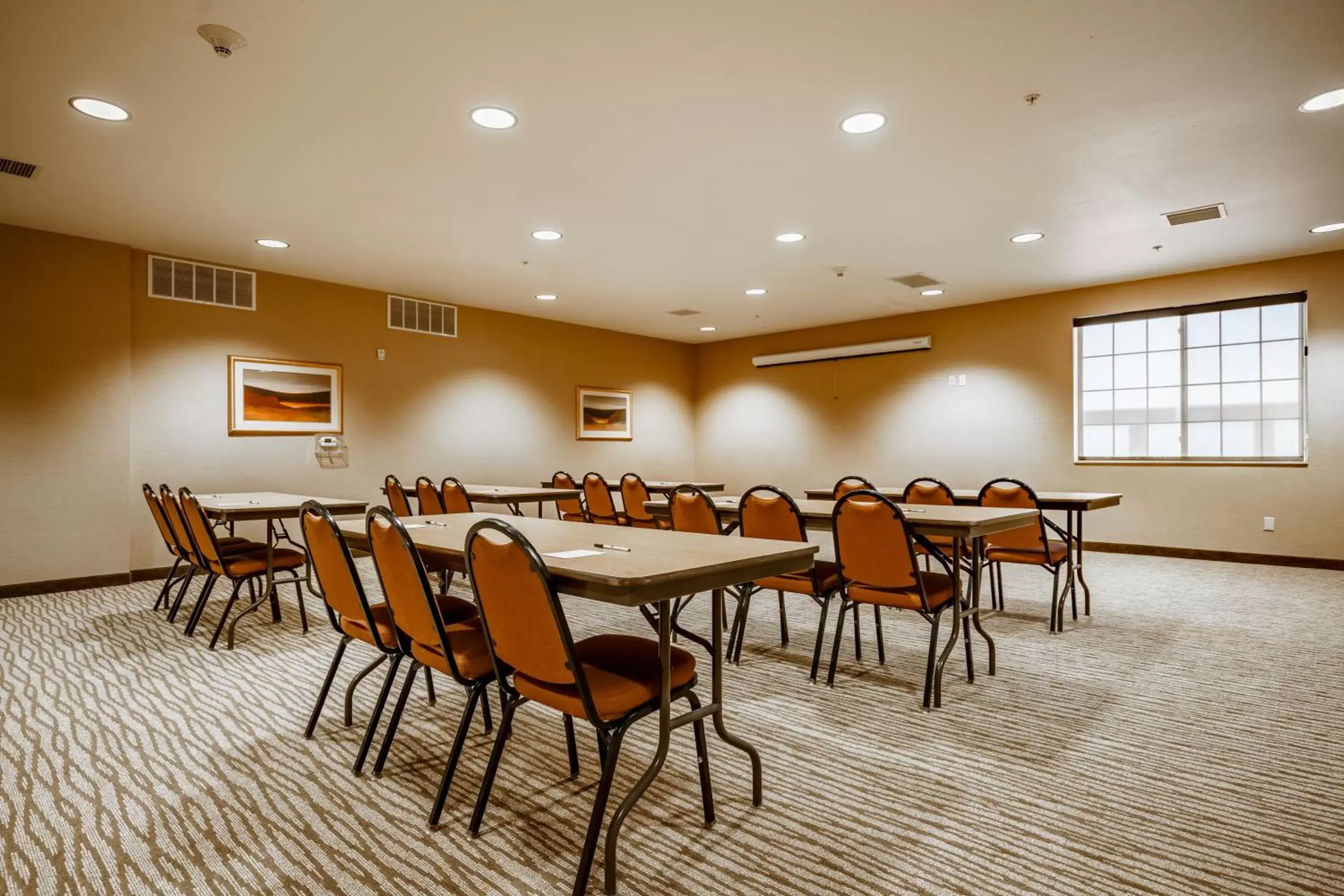 Meeting/conference room, Restaurant/Places to Eat in Cobblestone Suites - Ripon