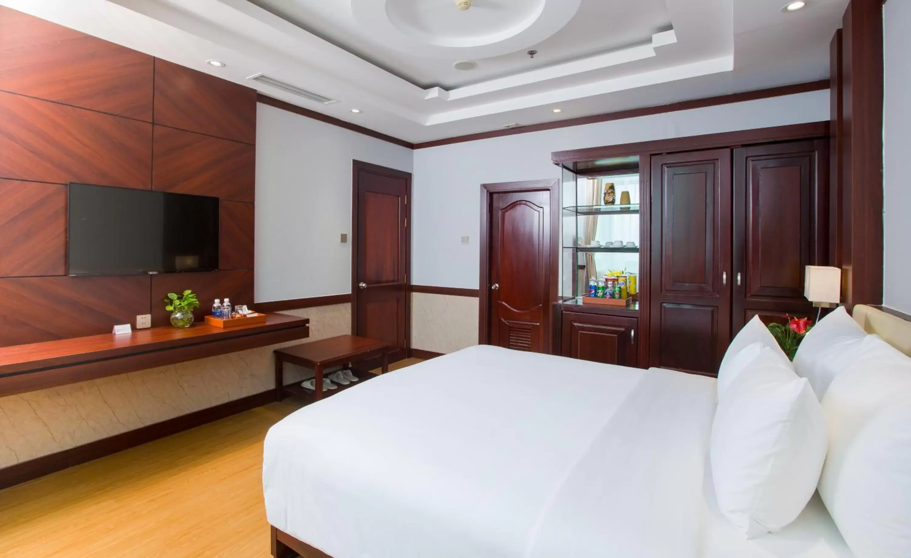 Bed, TV/Entertainment Center in Van Phat Riverside Hotel