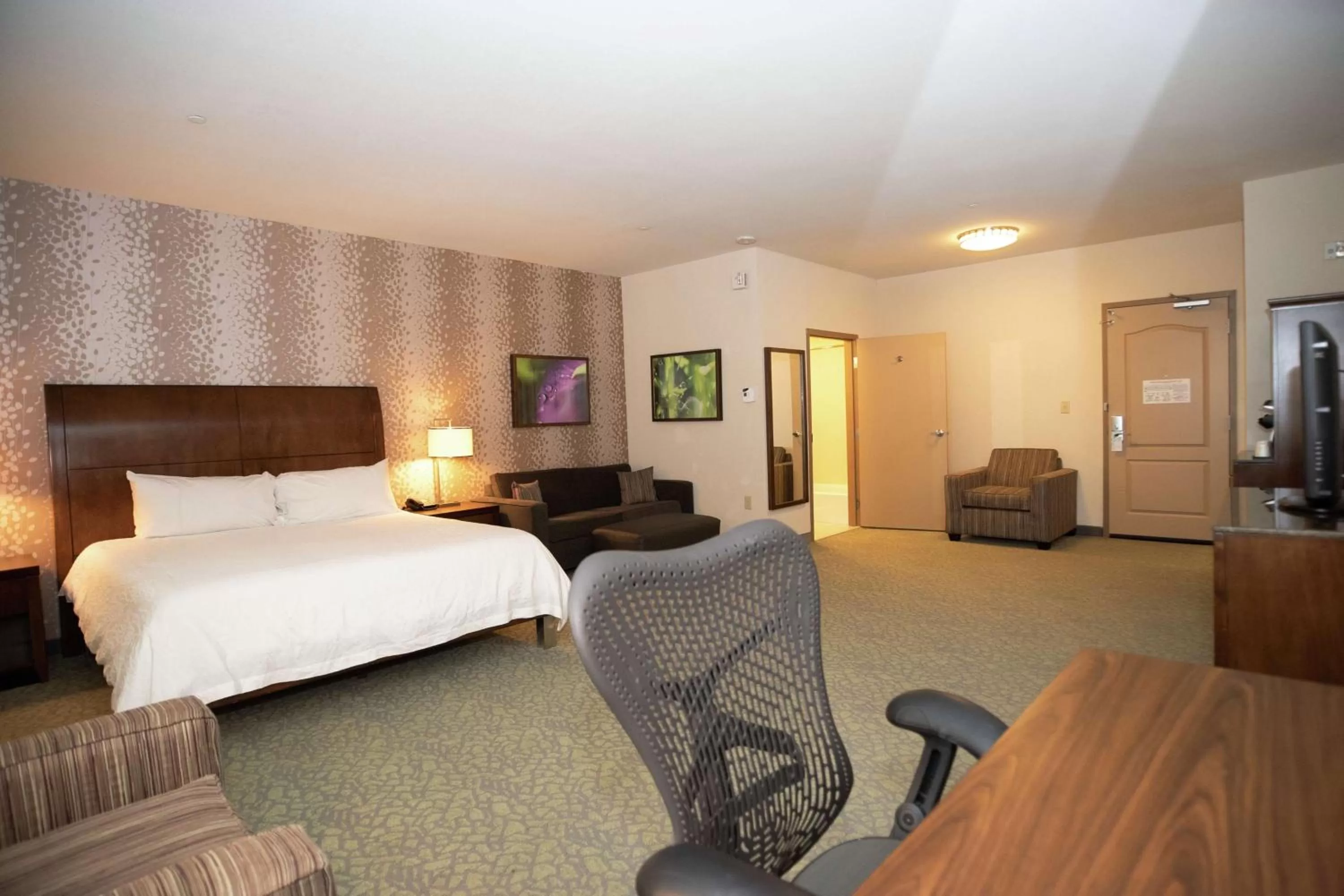 Bedroom, Bed in Hilton Garden Inn Covington/Mandeville