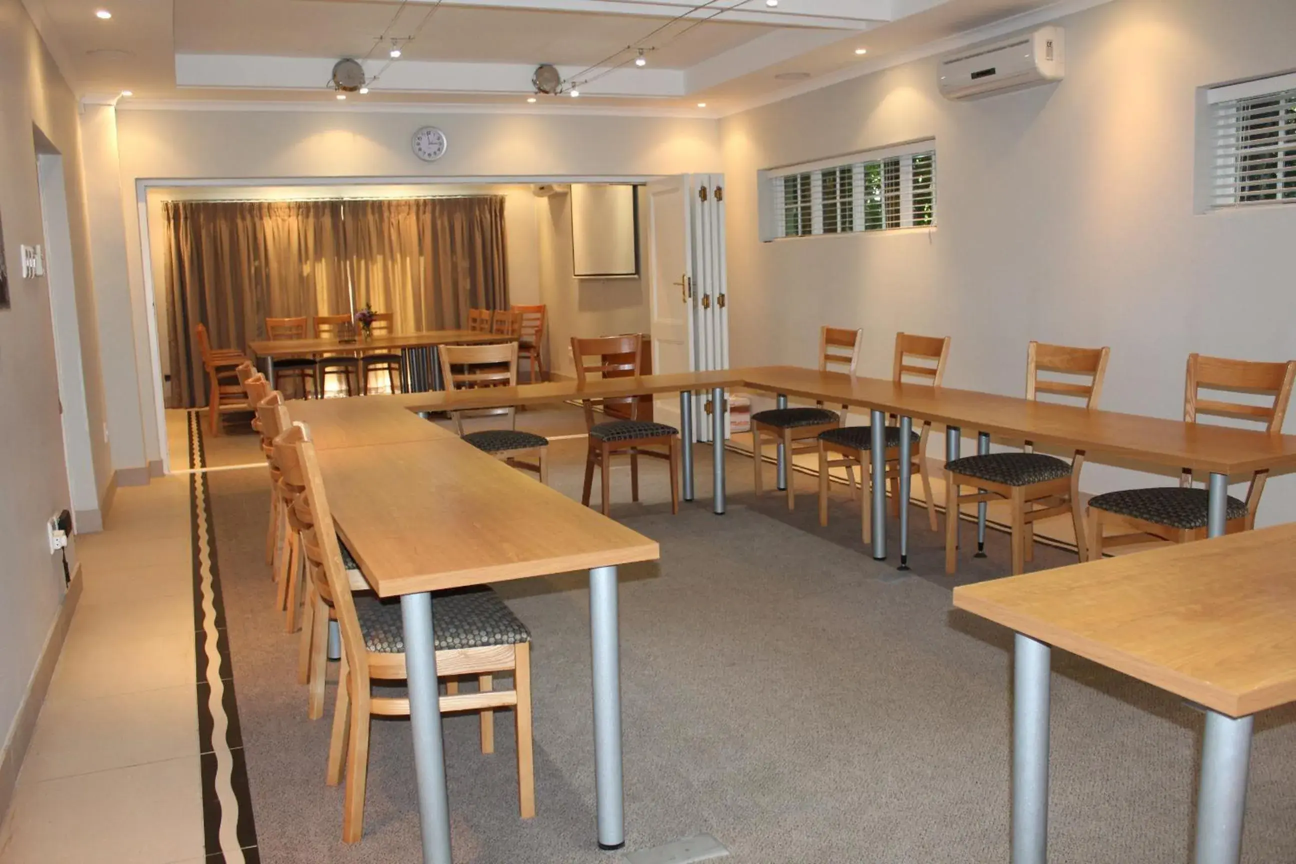 Meeting/conference room, Restaurant/Places to Eat in Lodge on Main Guest House and Conference Centre