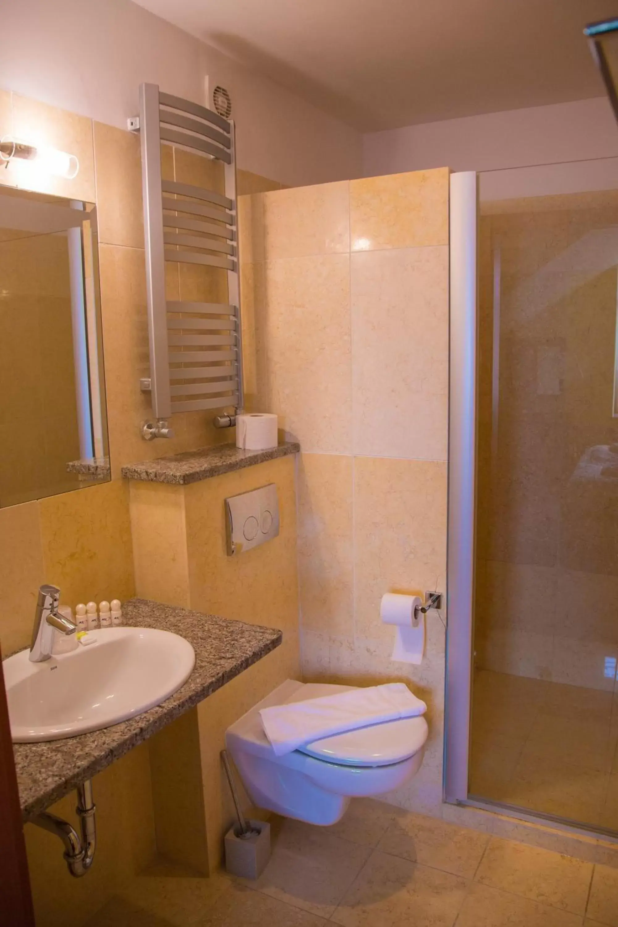 Shower, Bathroom in Hotel Atol