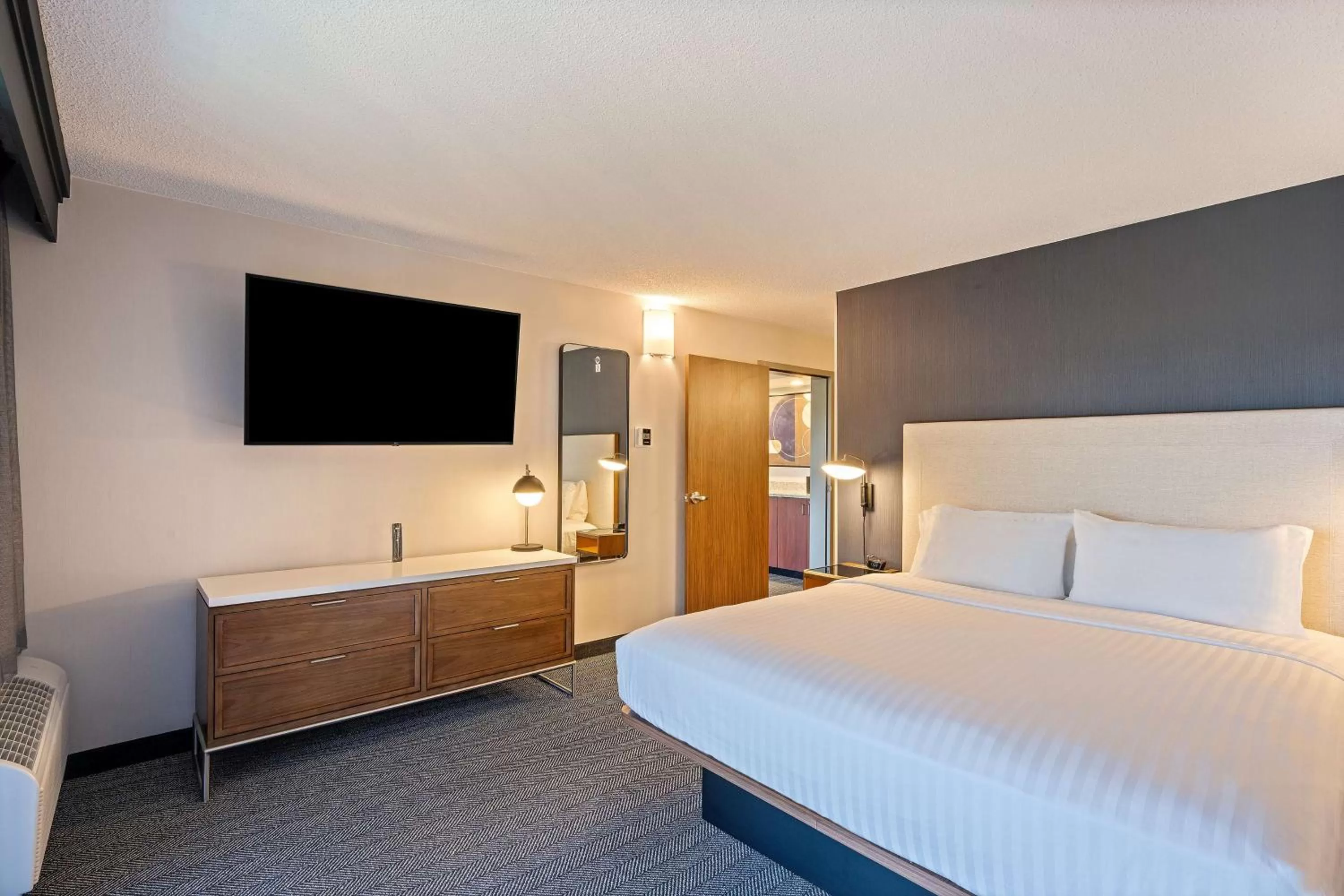 Photo of the whole room, Bed in Sonesta Select San Ramon