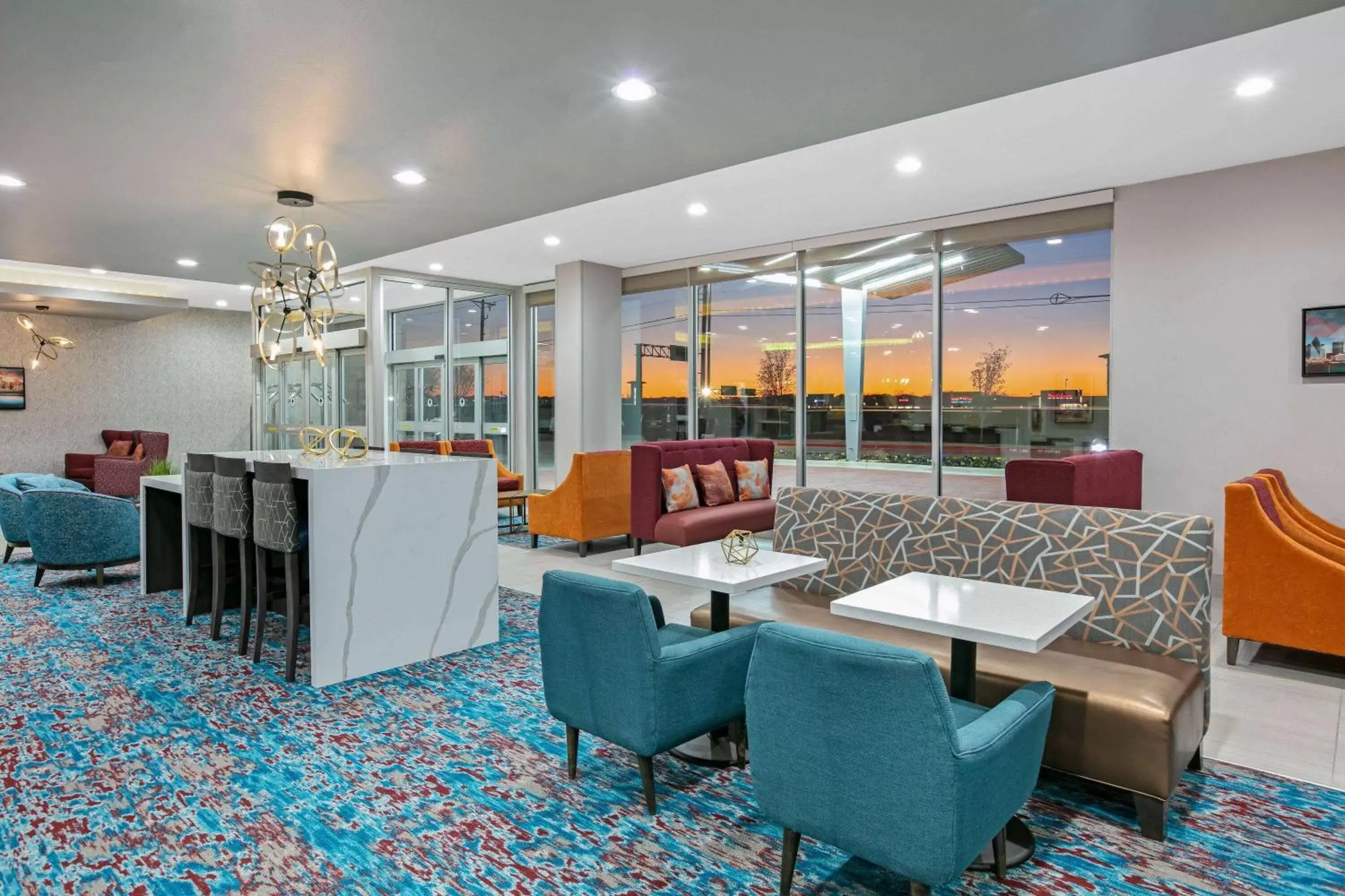 Lobby or reception, Restaurant/Places to Eat in La Quinta Inn & Suites DFW West-Glade-Parks