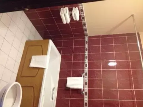 Bathroom in The Yeats County Inn Hotel