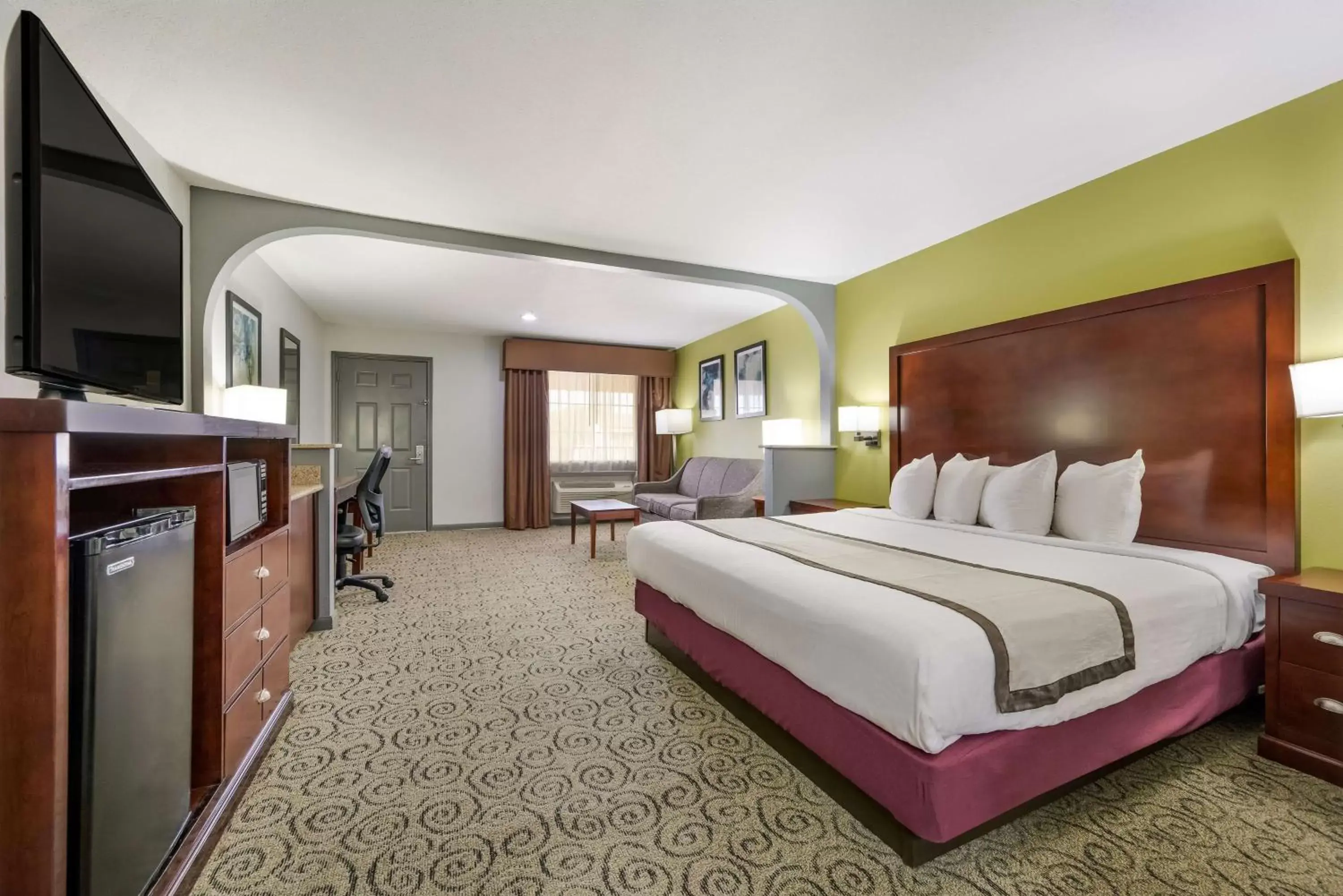 Bedroom in SureStay Hotel by Best Western Deer Park