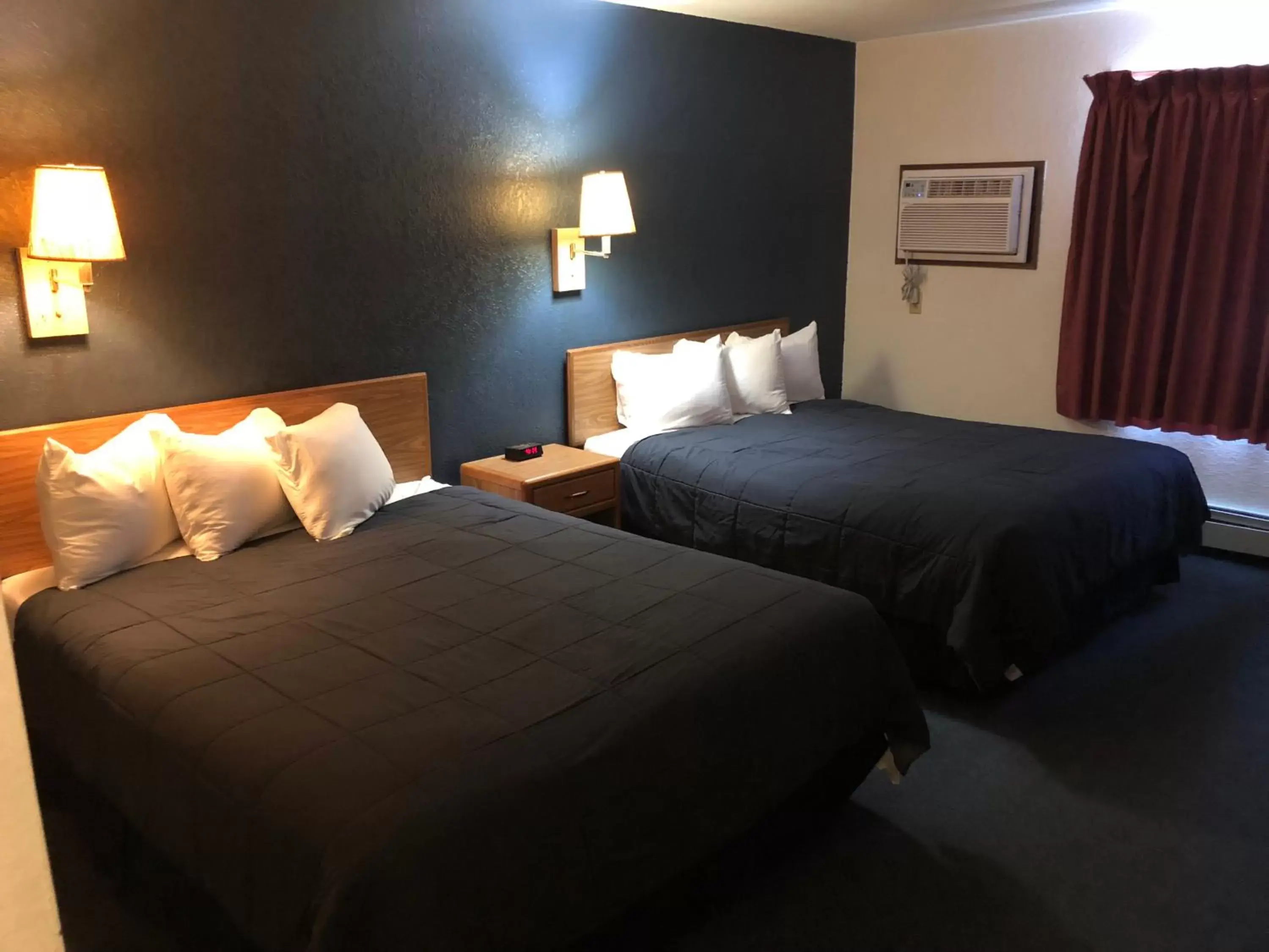 Bedroom, Bed in AmericInn Motel - Monticello