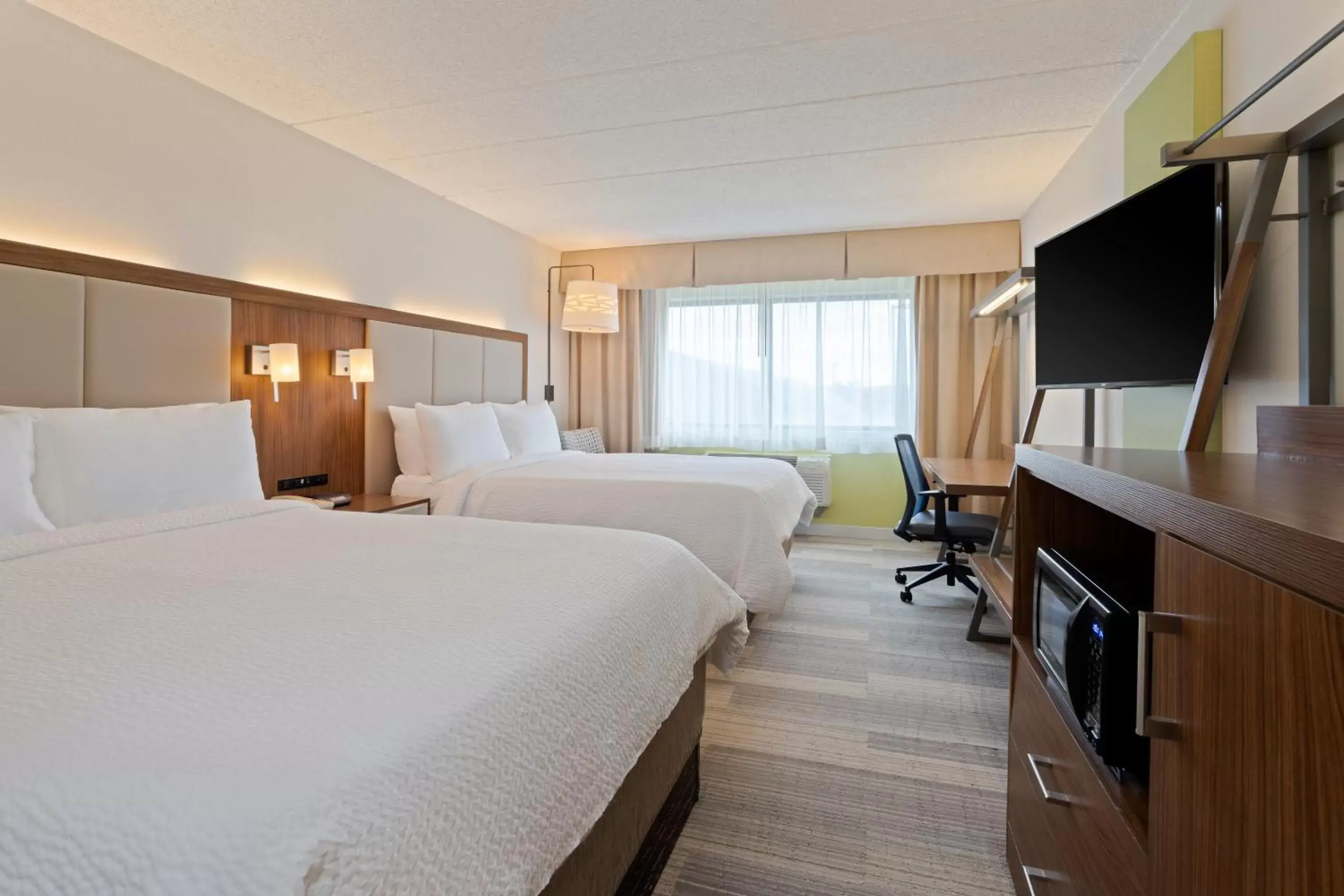 Bedroom, TV/Entertainment Center in Holiday Inn Express Hauppauge-Long Island, an IHG Hotel