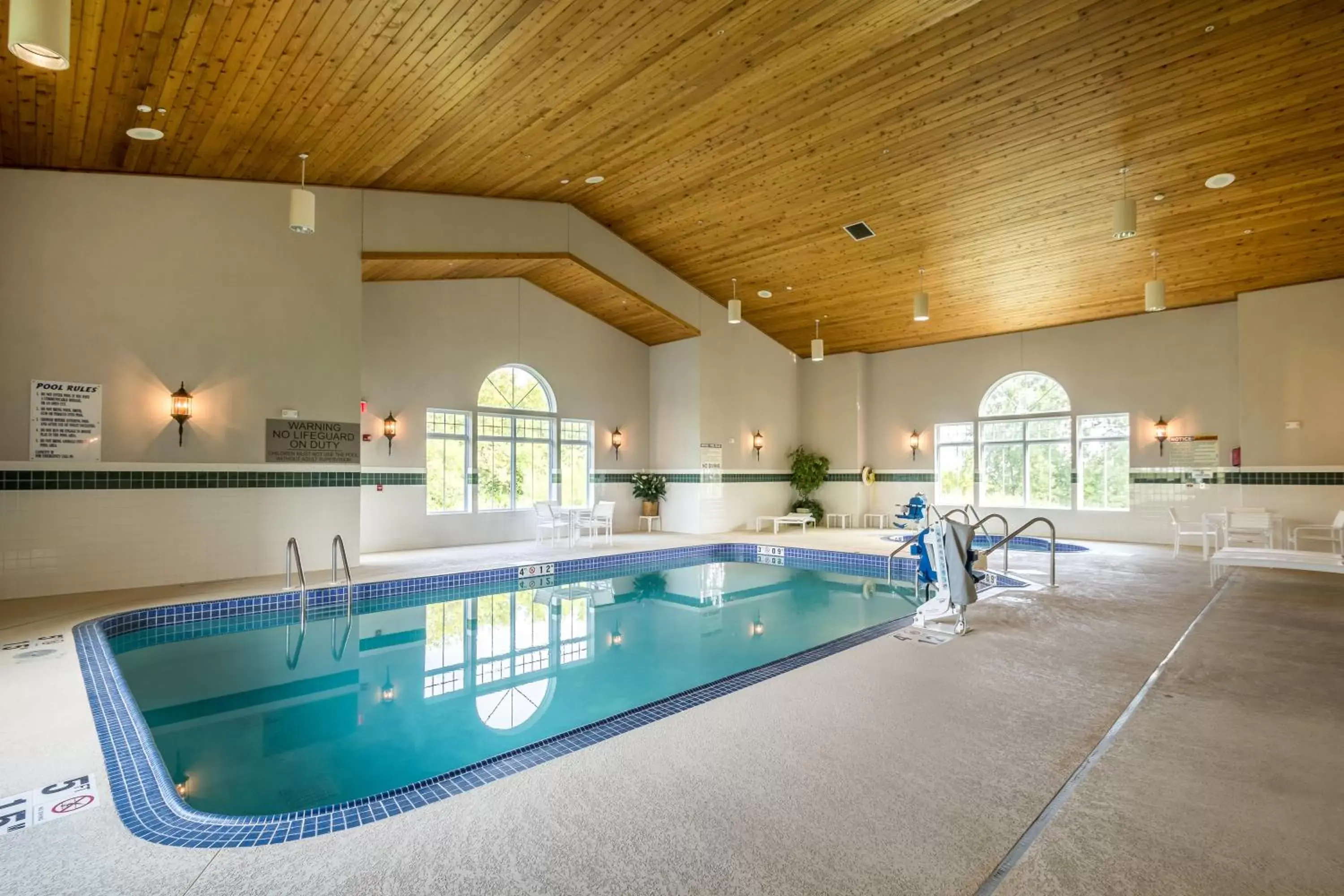 Hot Tub, Swimming Pool in Country Inn & Suites by Radisson, Fond du Lac, WI