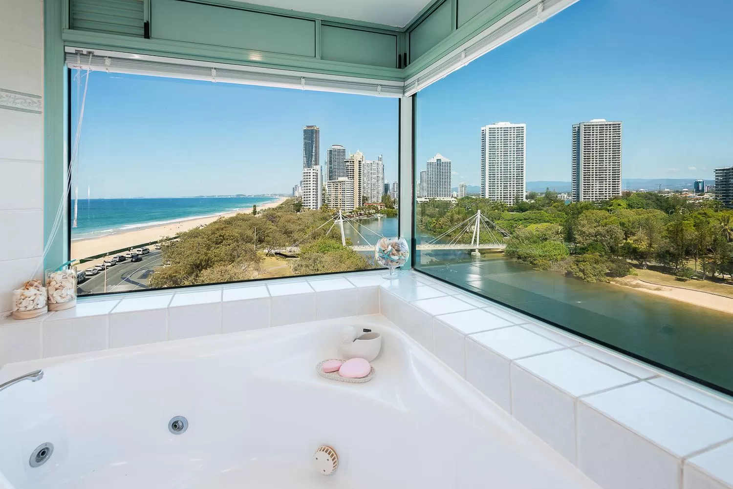 Bath in The Waterford on Main Beach