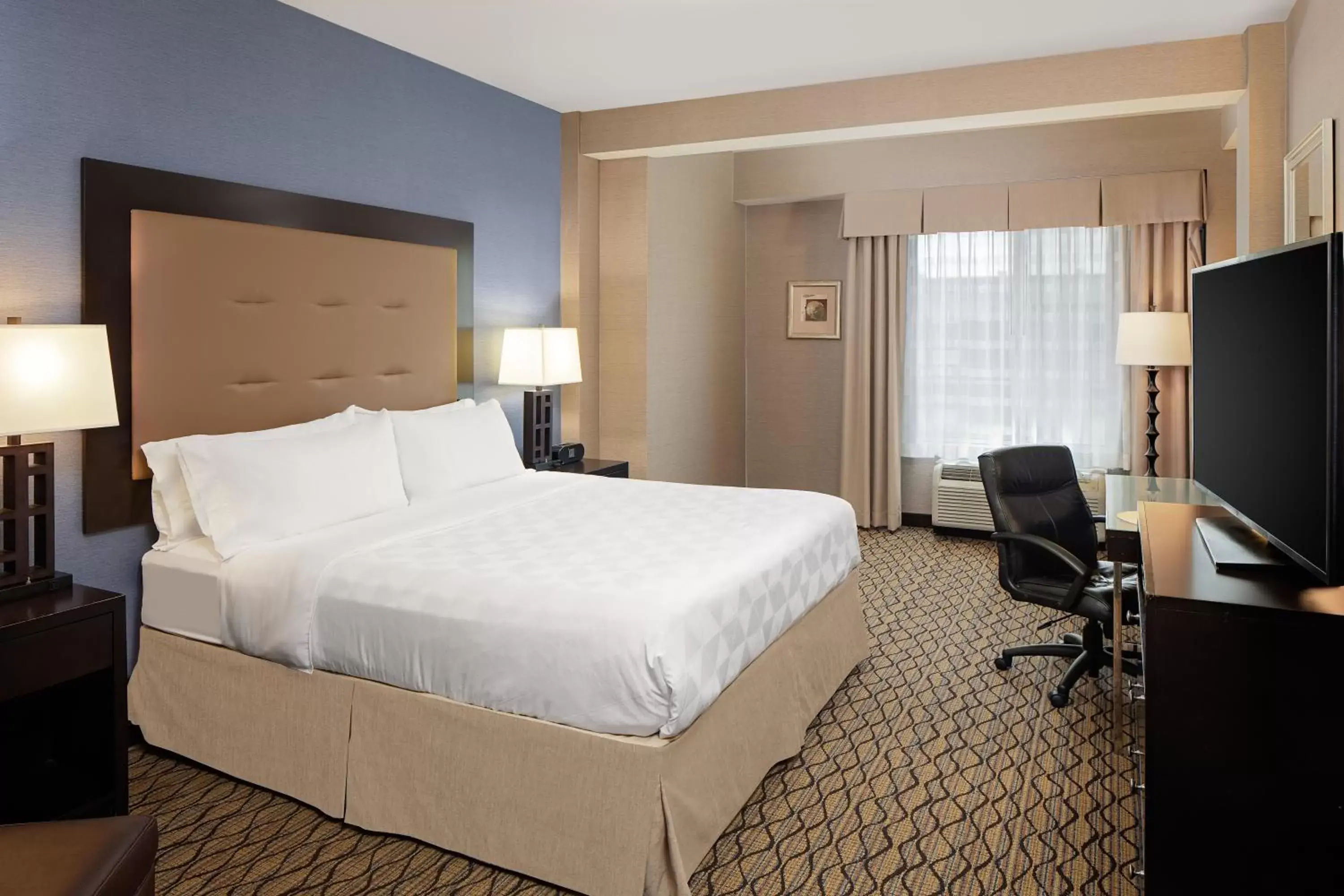 Photo of the whole room, Bed in Holiday Inn Hotel Detroit Metro Airport, an IHG Hotel