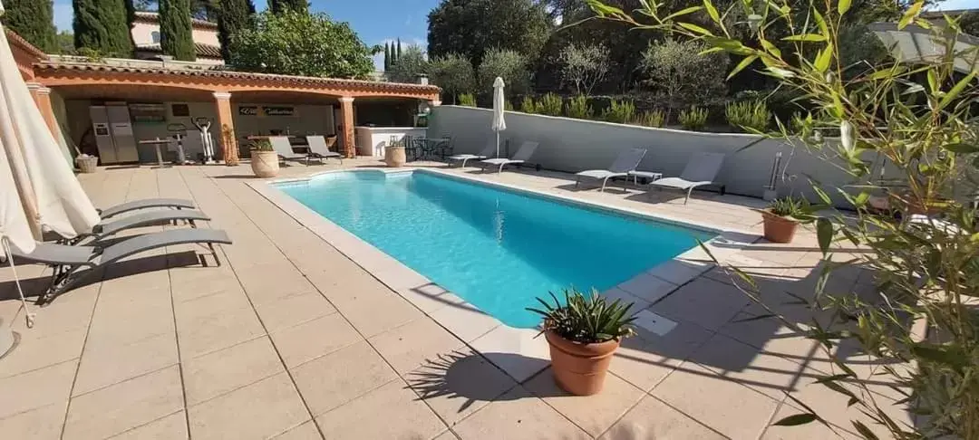 Swimming Pool in Villa Catharina