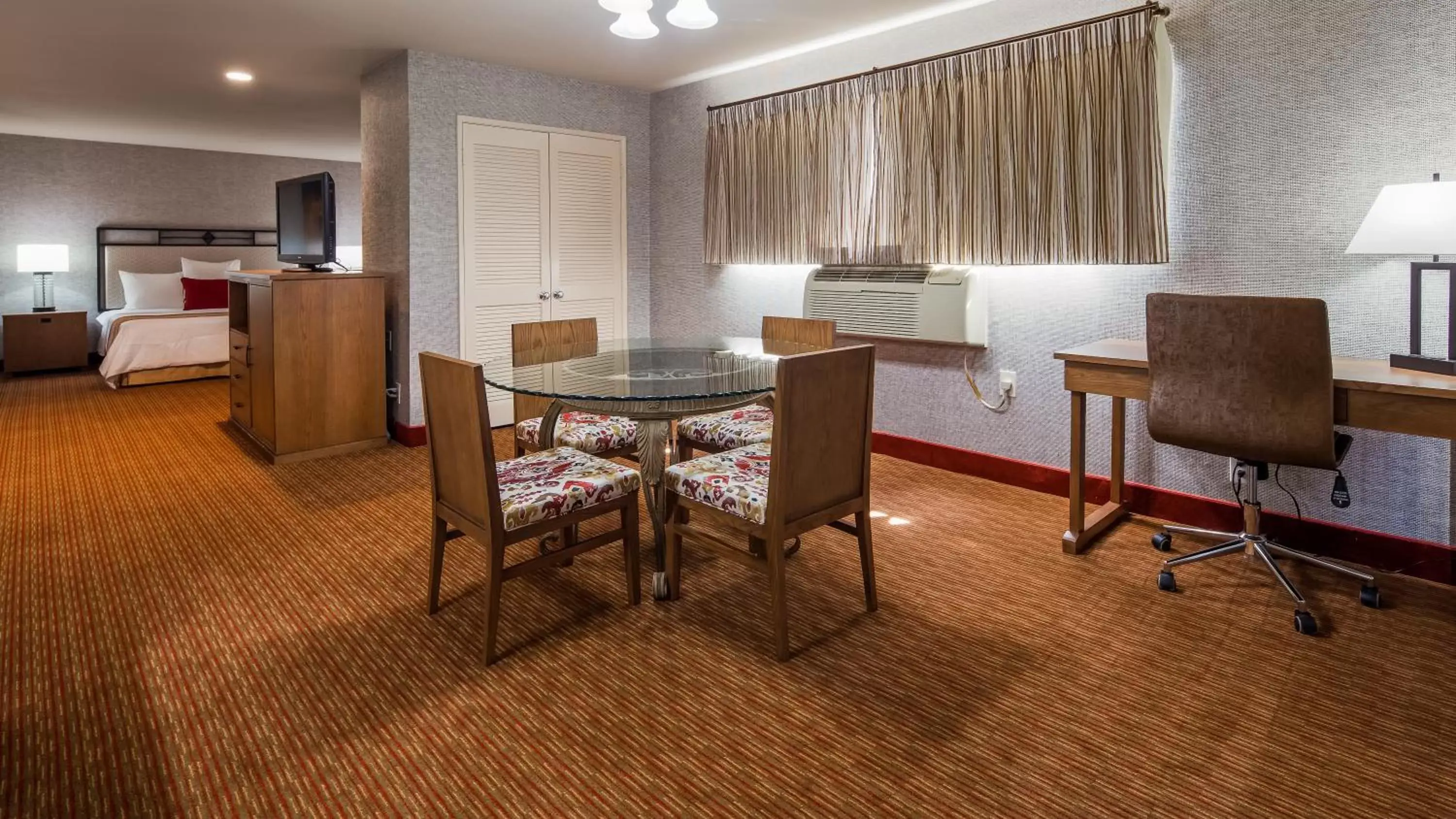 Bedroom, Dining Area in SureStay Hotel by Best Western Camarillo