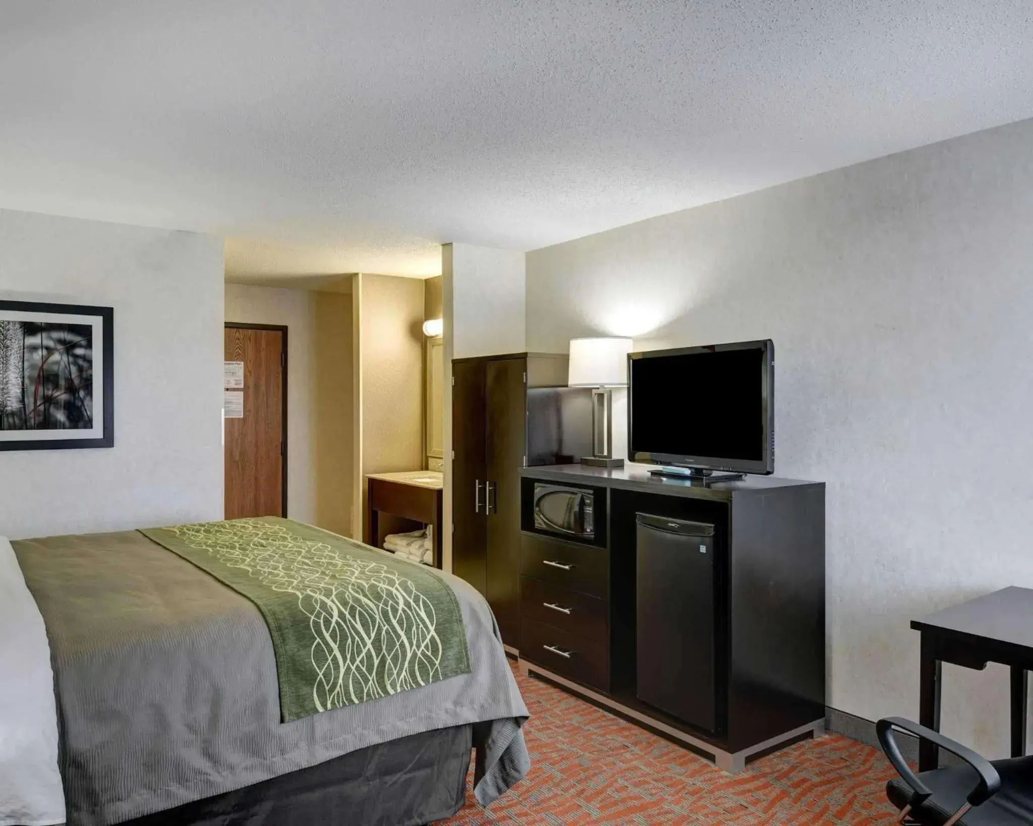 Photo of the whole room, TV/Entertainment Center in Comfort Inn Painesville