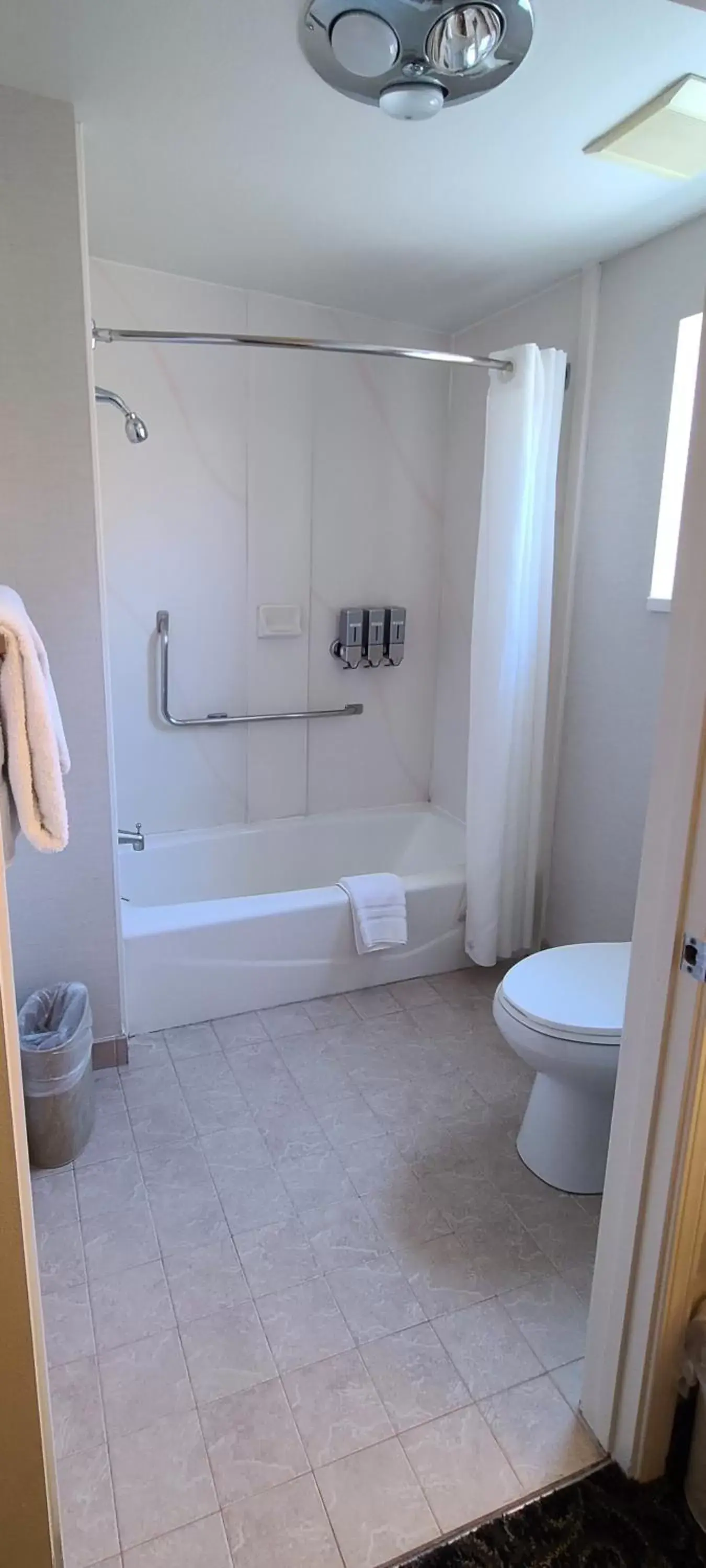 Shower, Bathroom in Dow Villa Motel