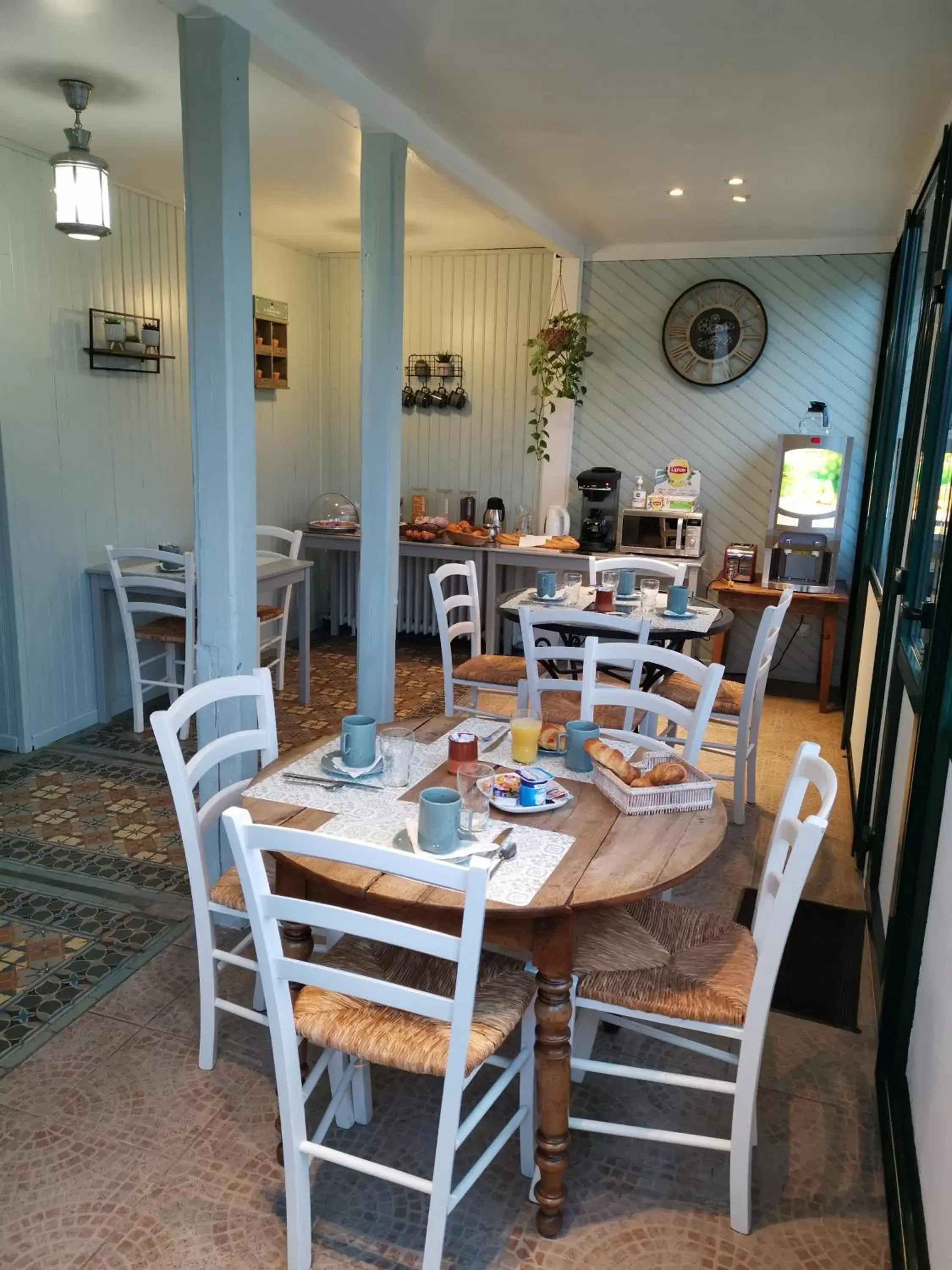 Staff, Restaurant/Places to Eat in Logis Hotel La Tourelle du Beffroi