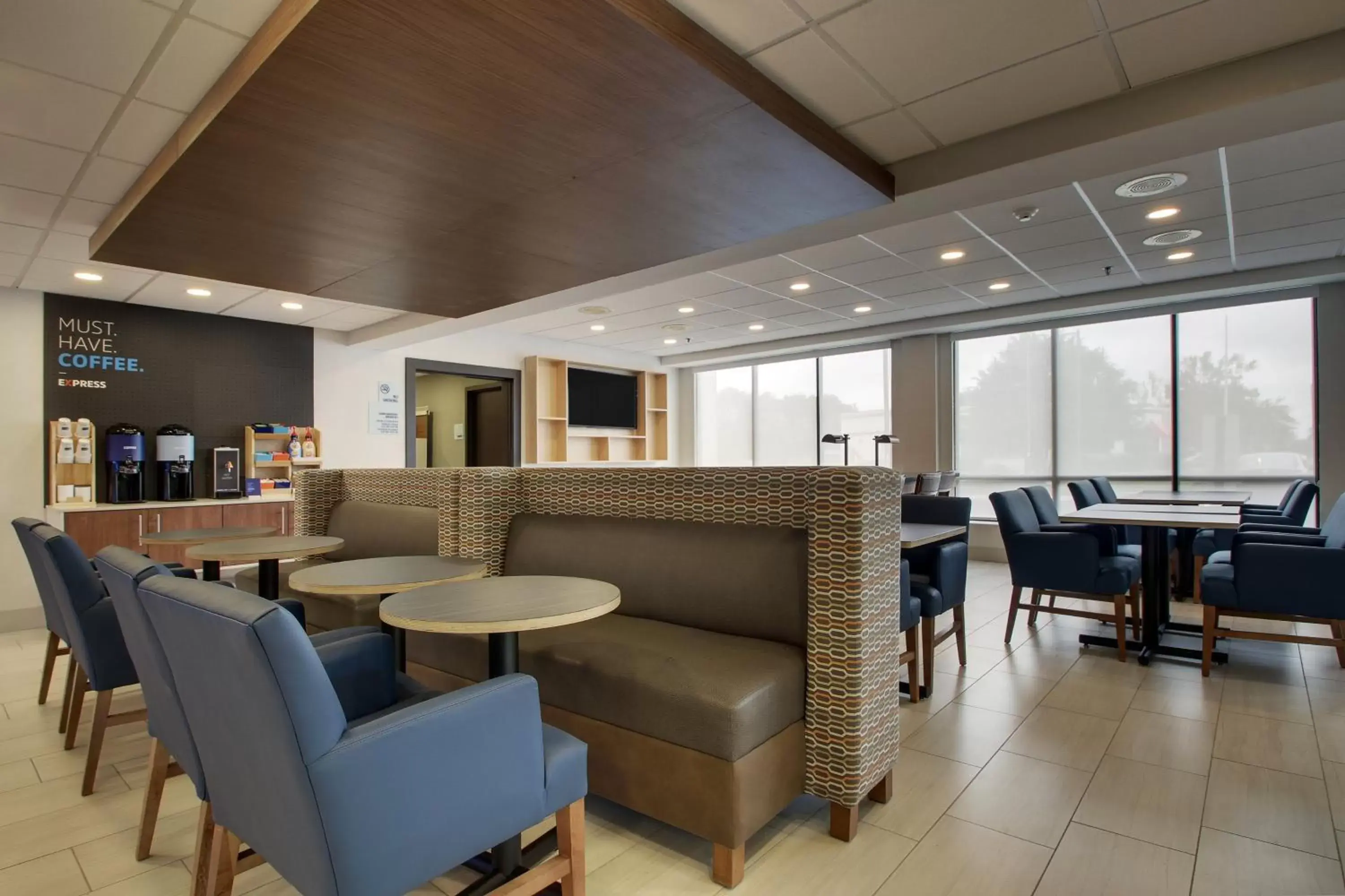 Property building, Lounge/Bar in Holiday Inn Express Voorhees/ Mt. Laurel, an IHG Hotel