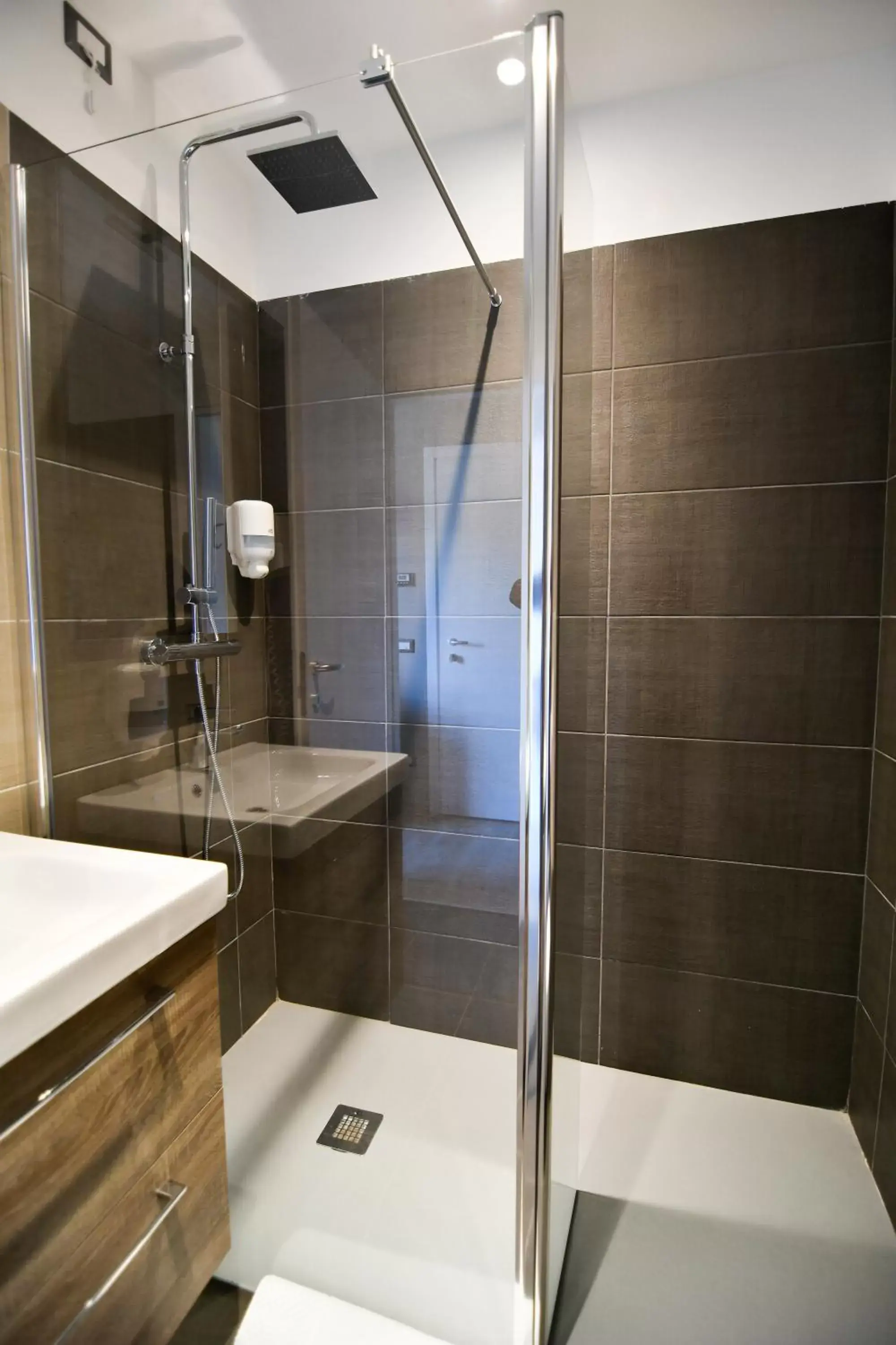 Shower, Bathroom in Hotel Saligari