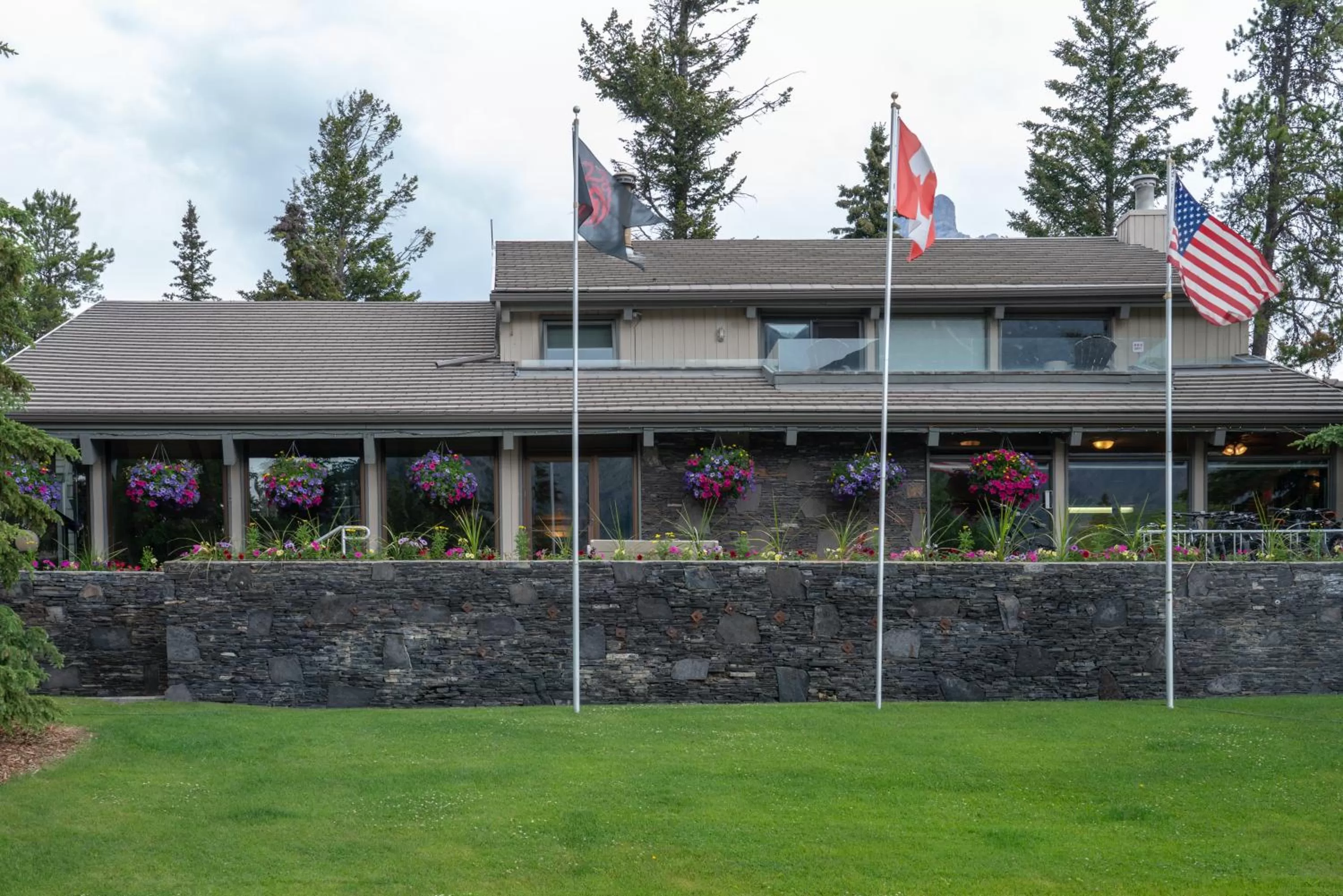 Facade/entrance in Tunnel Mountain Resort