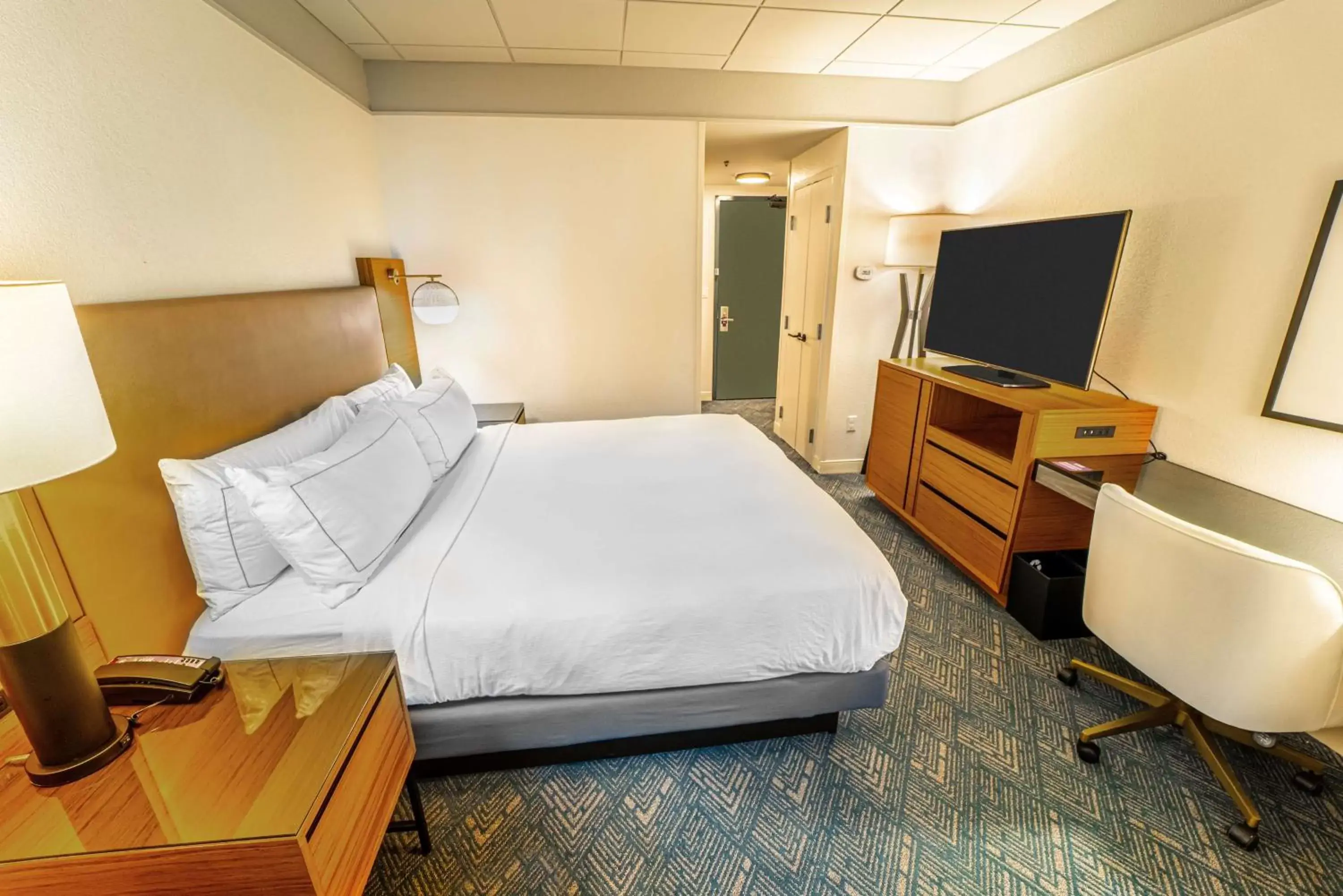 Bedroom, Bed in DoubleTree by Hilton Tampa Rocky Point Waterfront