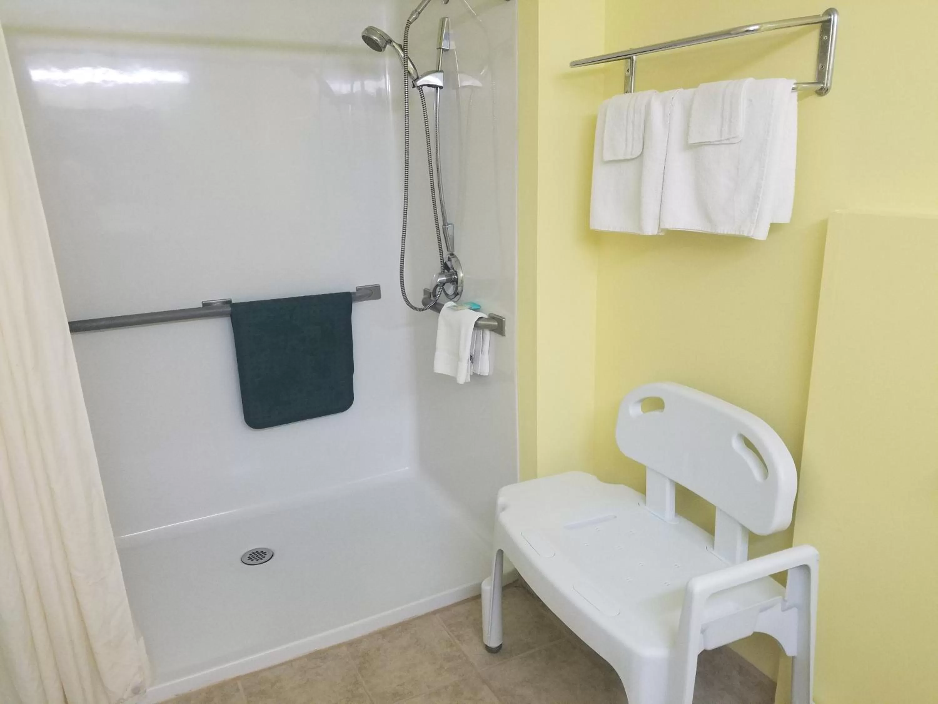 Bathroom in Meriwether Country Inn