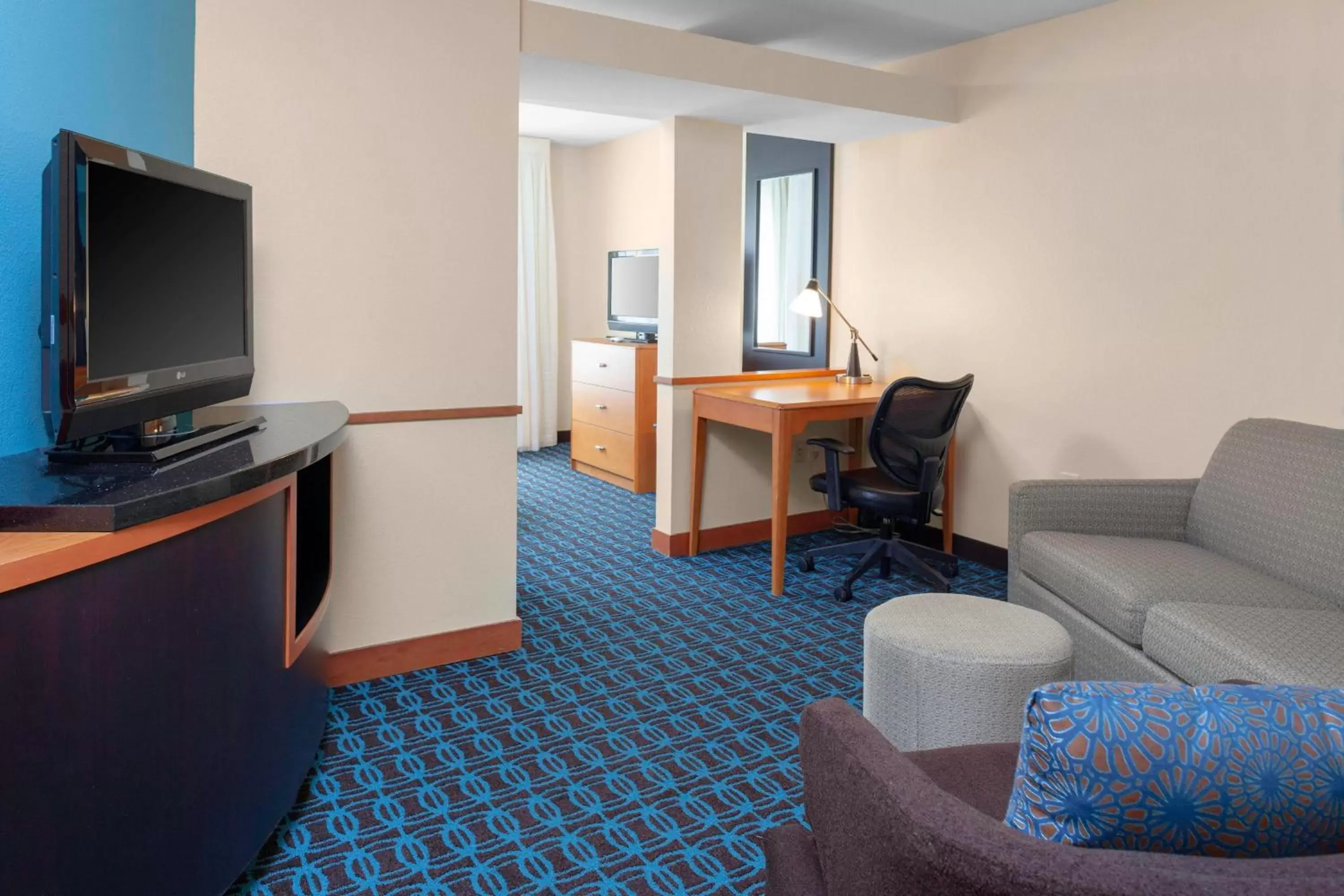 Living room, TV/Entertainment Center in Fairfield Inn and Suites by Marriott Seymour