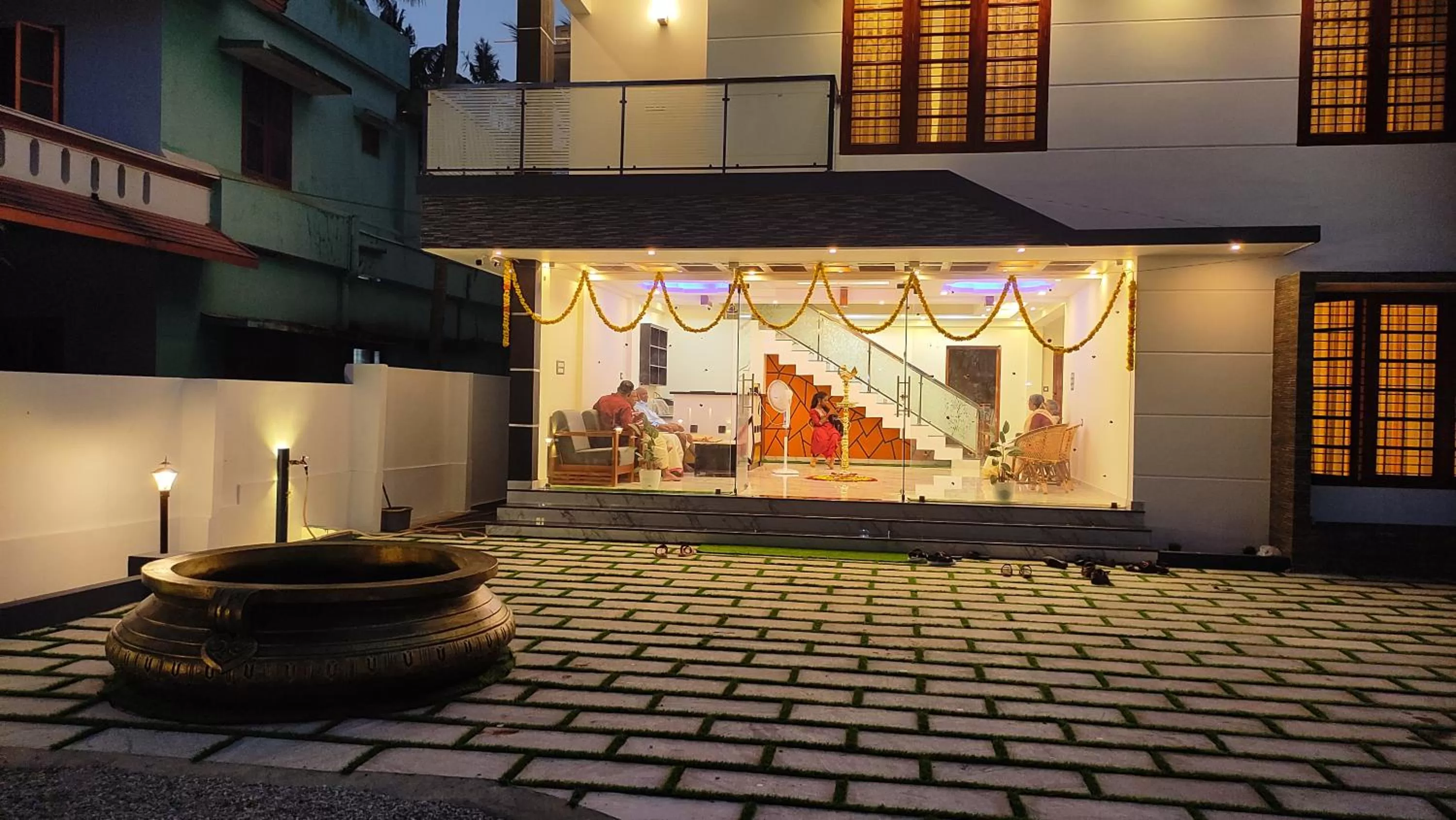 Facade/entrance in White House Residency